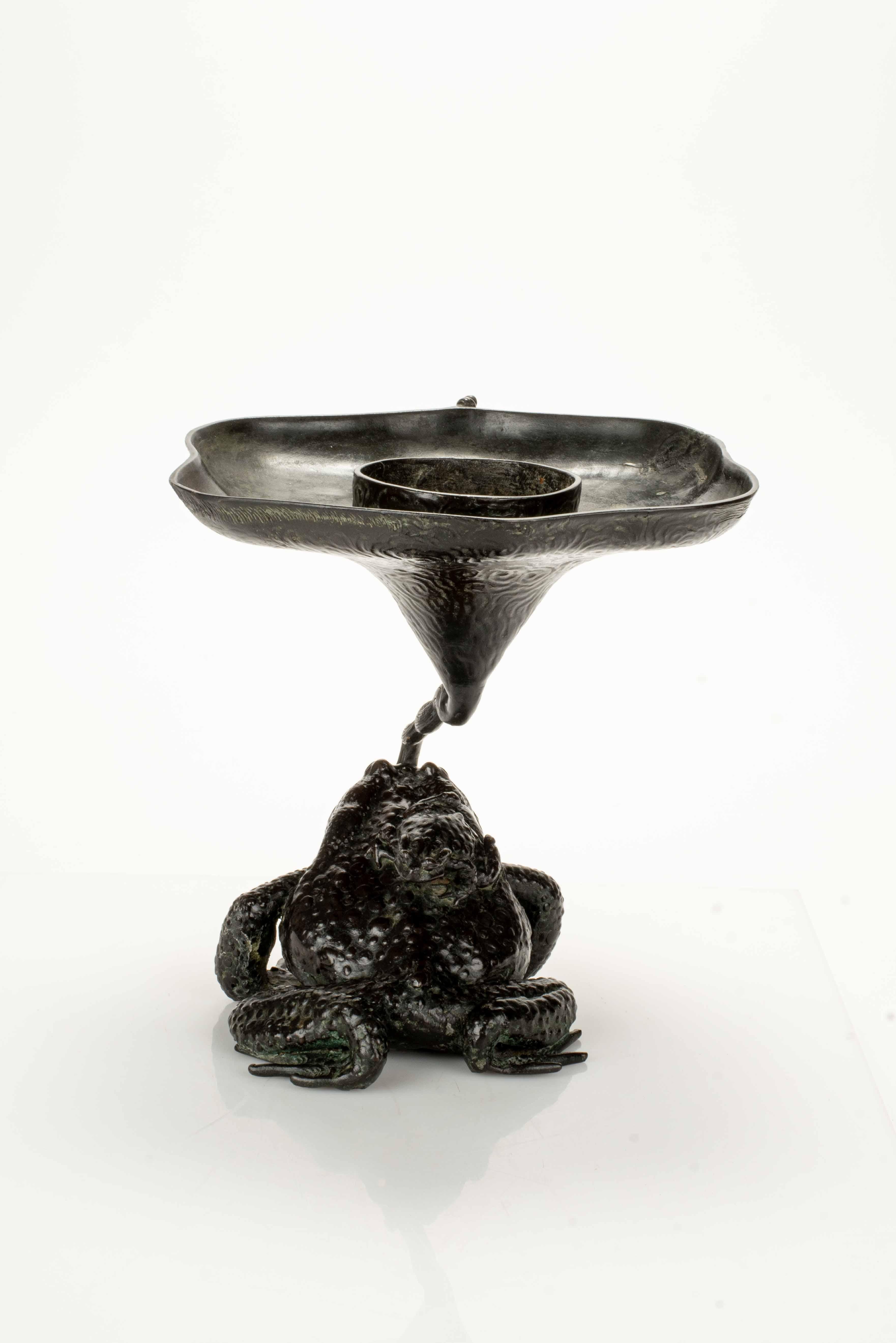 Japanese Sculpture en bronze représentant deux crapauds avec un vase ikebana en vente
