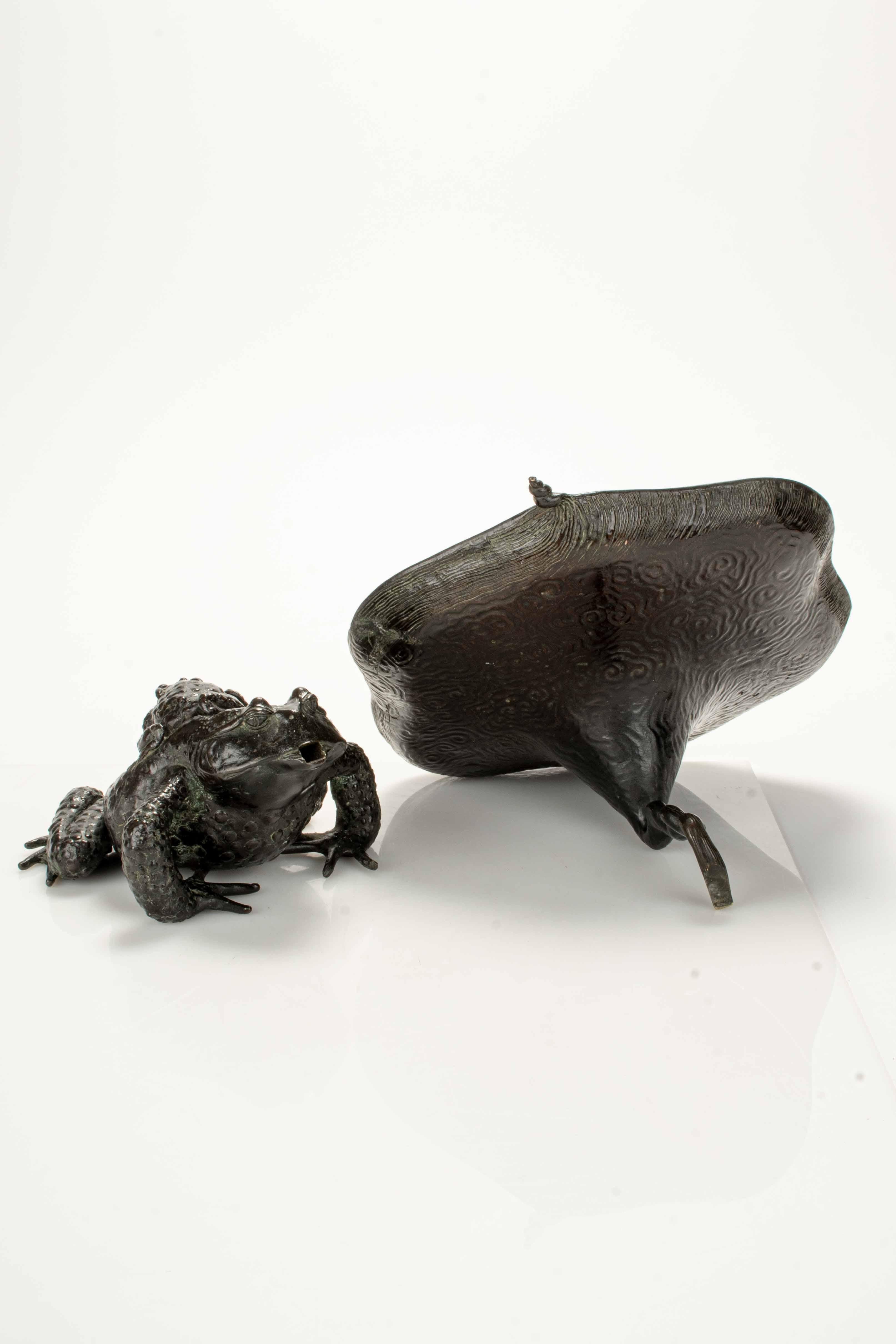 Ferronnerie Sculpture en bronze représentant deux crapauds avec un vase ikebana en vente