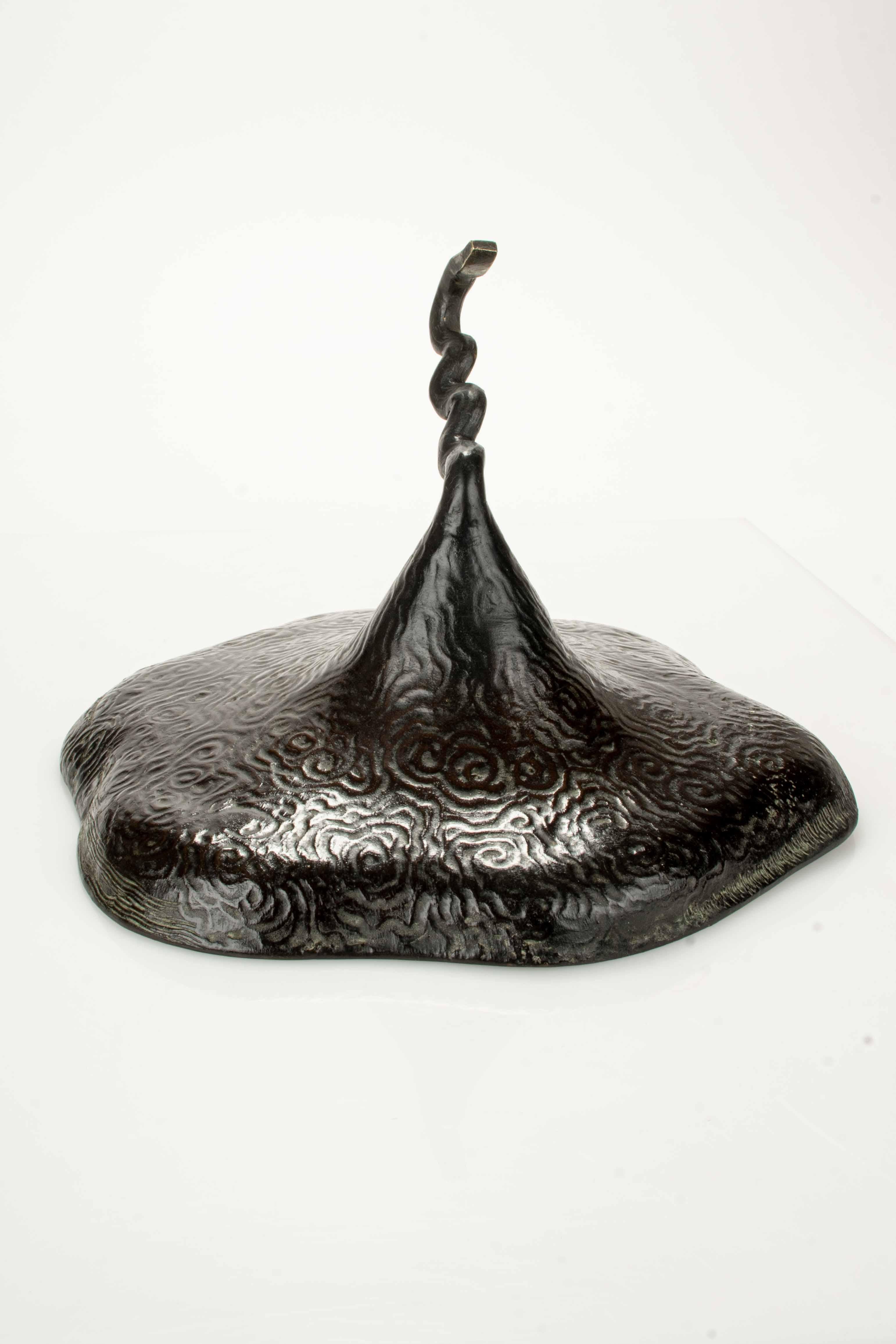 19th Century Sculpture en bronze représentant deux crapauds avec un vase ikebana en vente