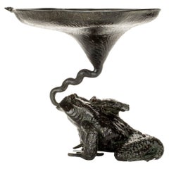 Sculpture en bronze représentant deux crapauds avec un vase ikebana