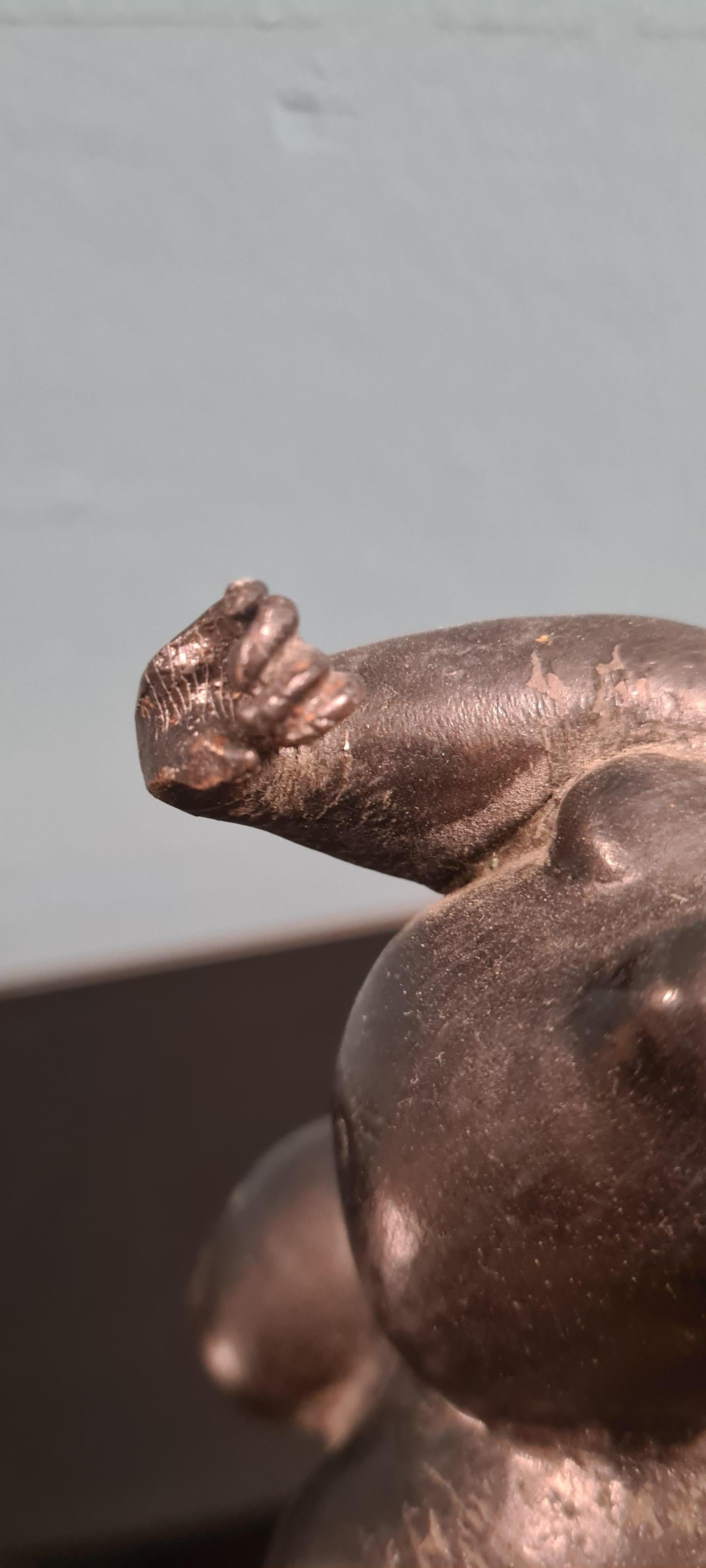 Bronze sculpture depicting sinuous female body For Sale 4