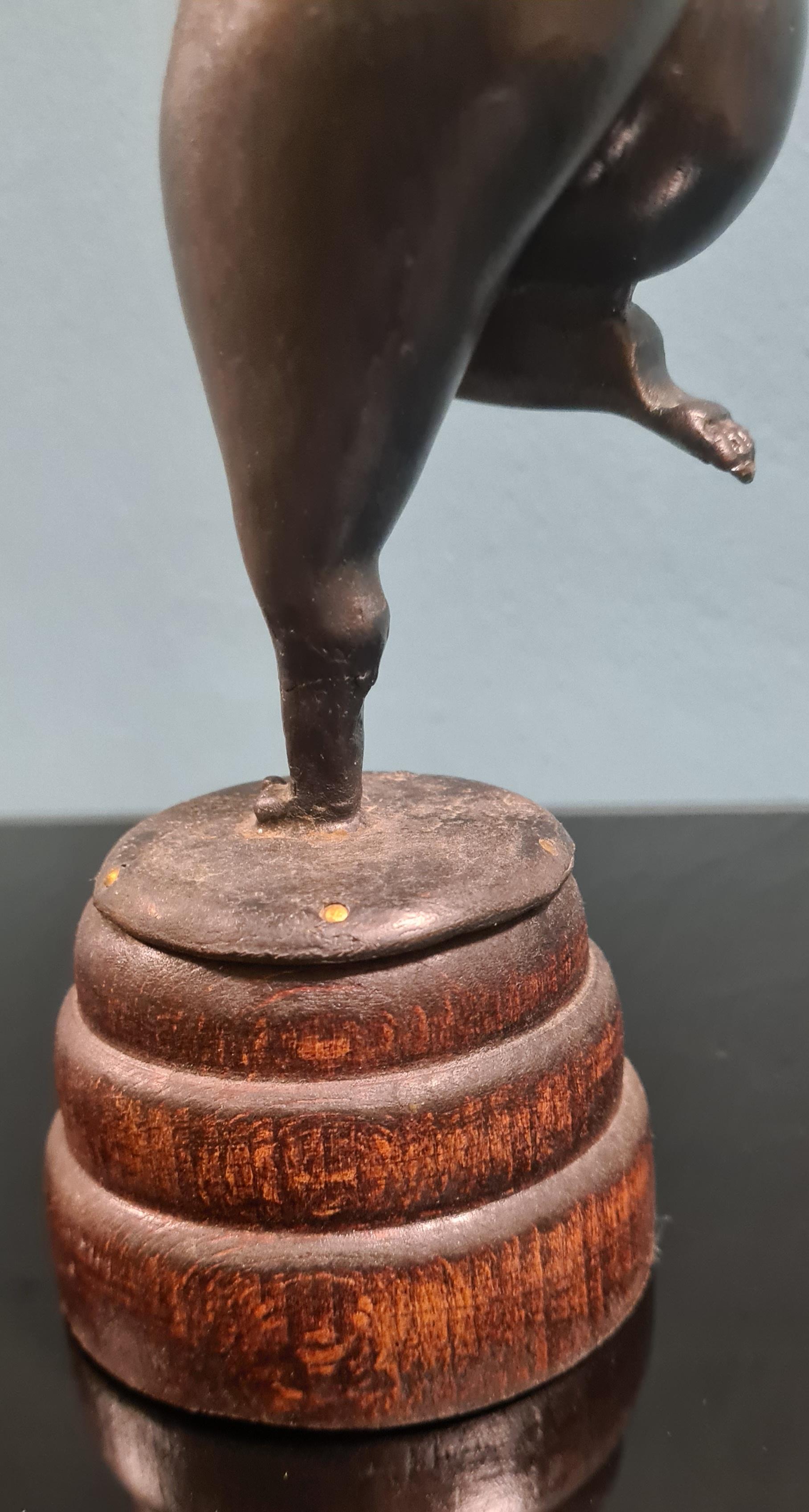 Sculpture en bronze représentant un corps féminin sinueux en vente 6