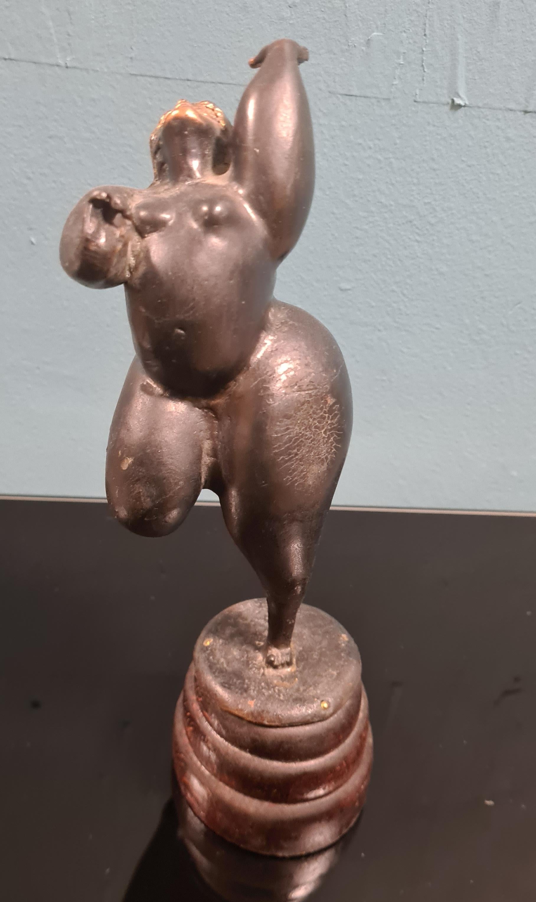Late 20th Century Bronze sculpture depicting sinuous female body For Sale