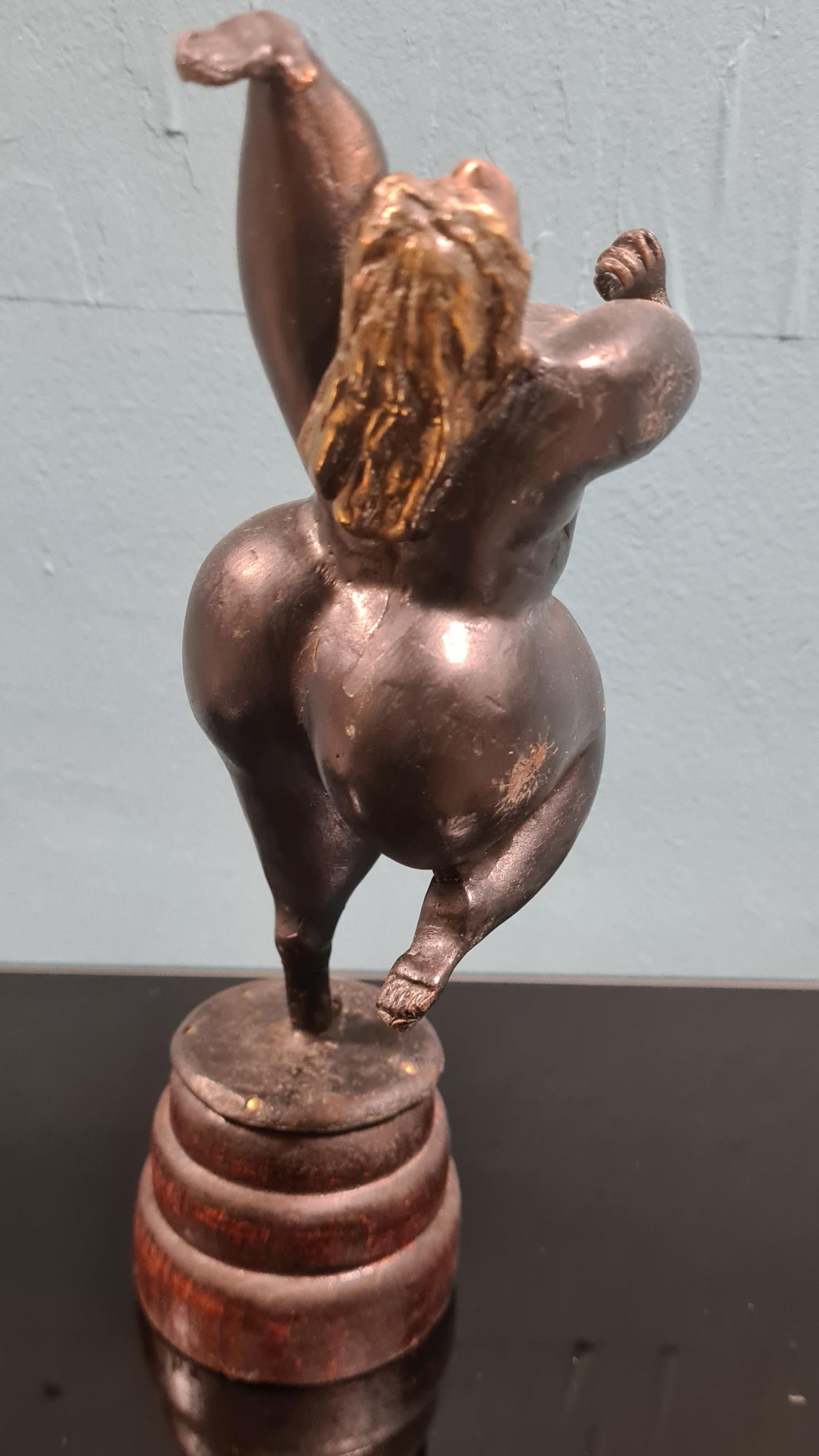 Bronze sculpture depicting sinuous female body For Sale 1