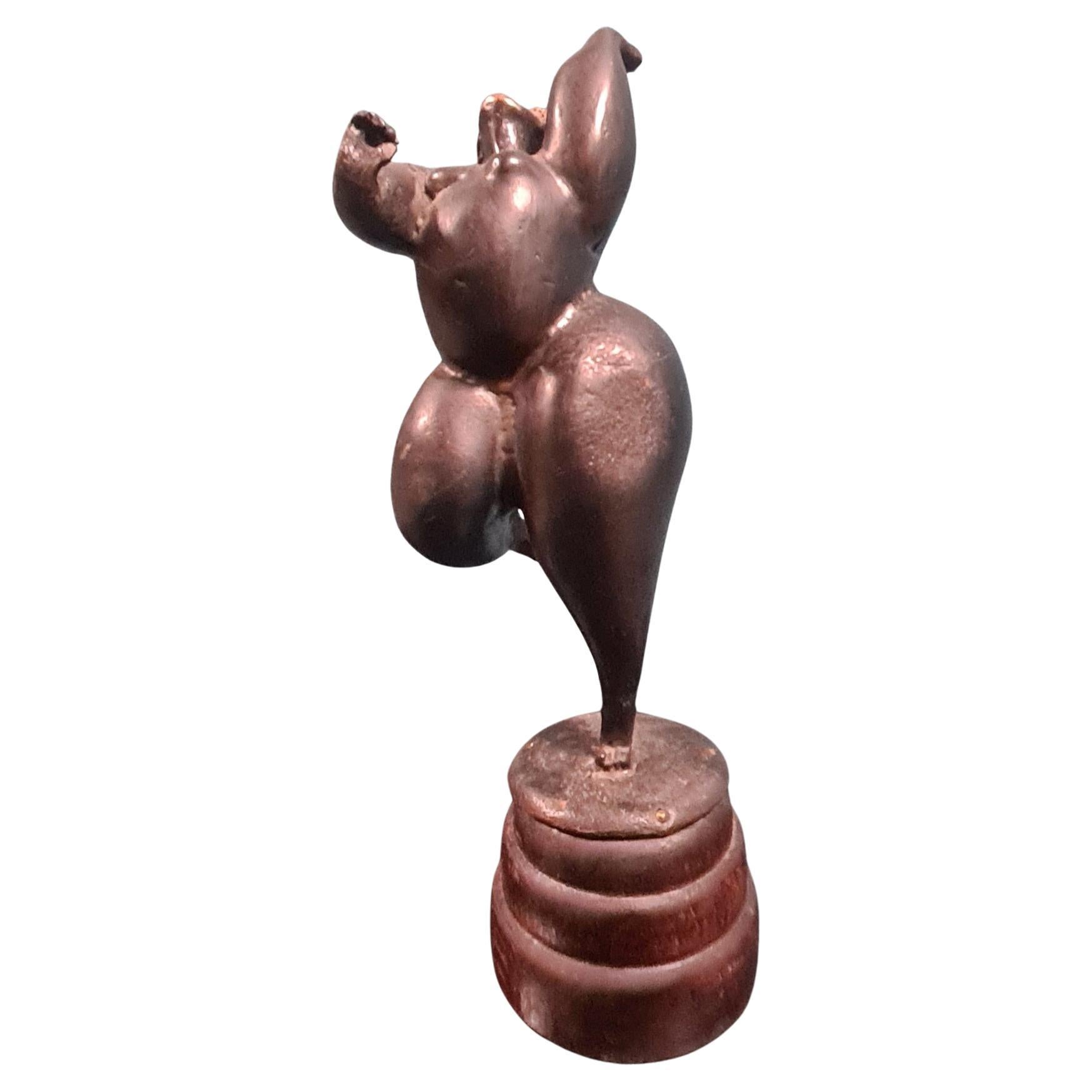Escultura de bronce que representa un sinuoso cuerpo femenino