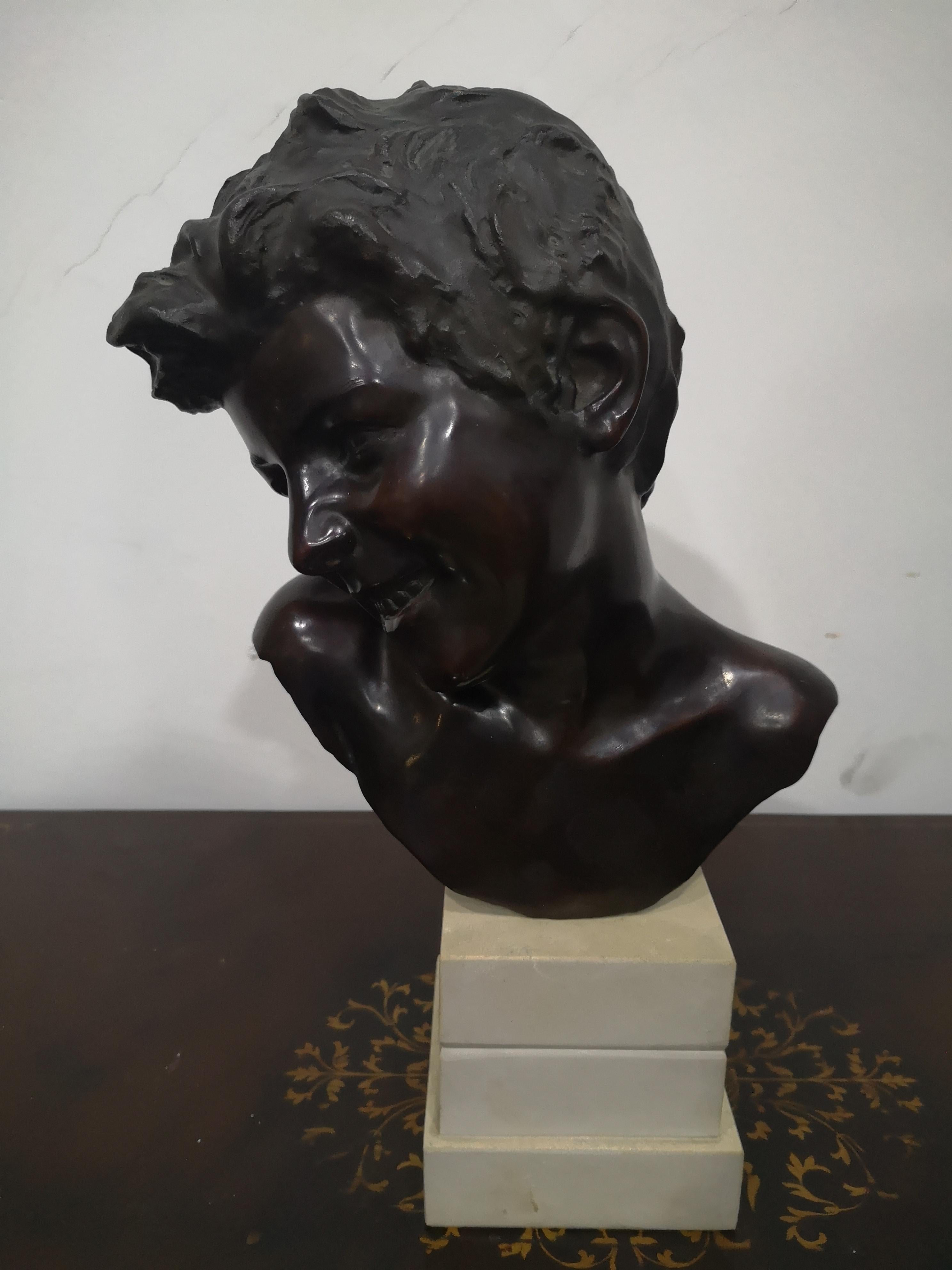 Scultura in bronzo di Giuseppe Franzese dei primi del 900 che raffigura
la testa di un giovanotto su una base di marmo.
Le misure della scultura sono:
Altezza      cm 30
Larghezza cm 25
Profondità  cm 17
La base in marmo quadrata misura cm 13 x