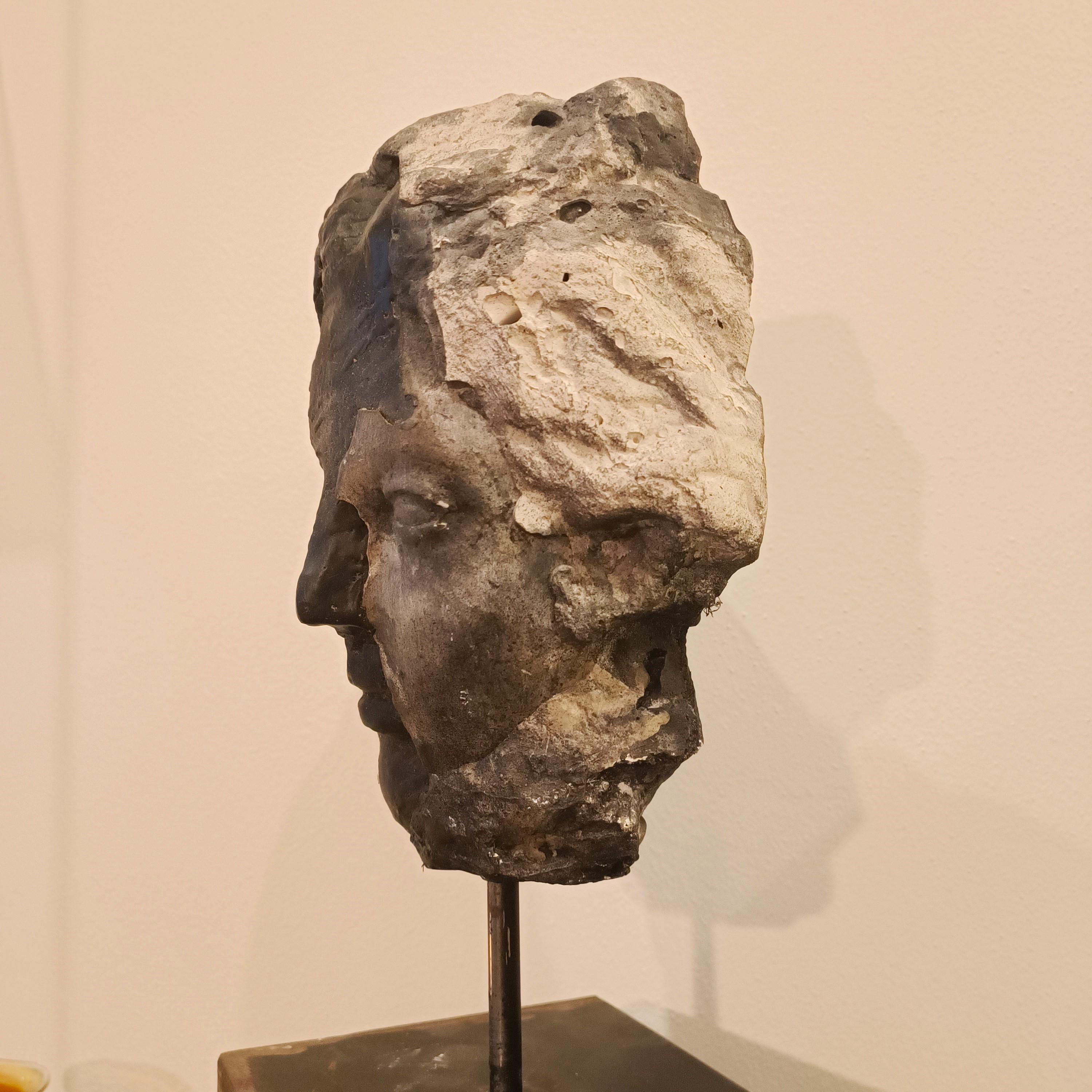 Italian Scultura in cera, gesso e black carbon “ Il volto”  di Alessandro La Motta in vendita