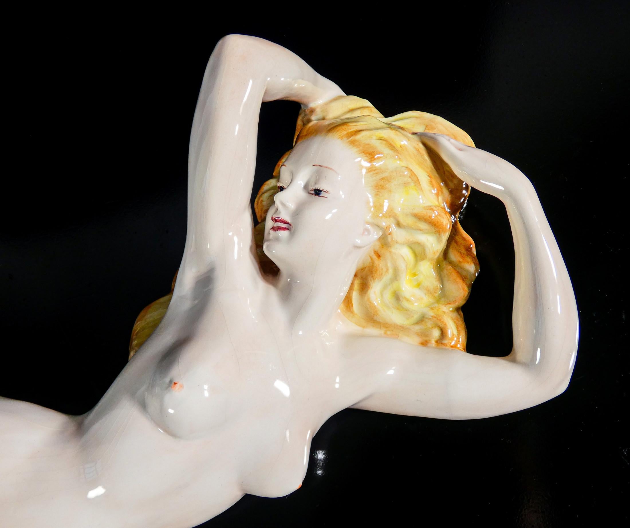 Escultura de cerámica C.I.A. Manna. Mujer tumbada desnuda. Turín, años 30 Mid-20th Century