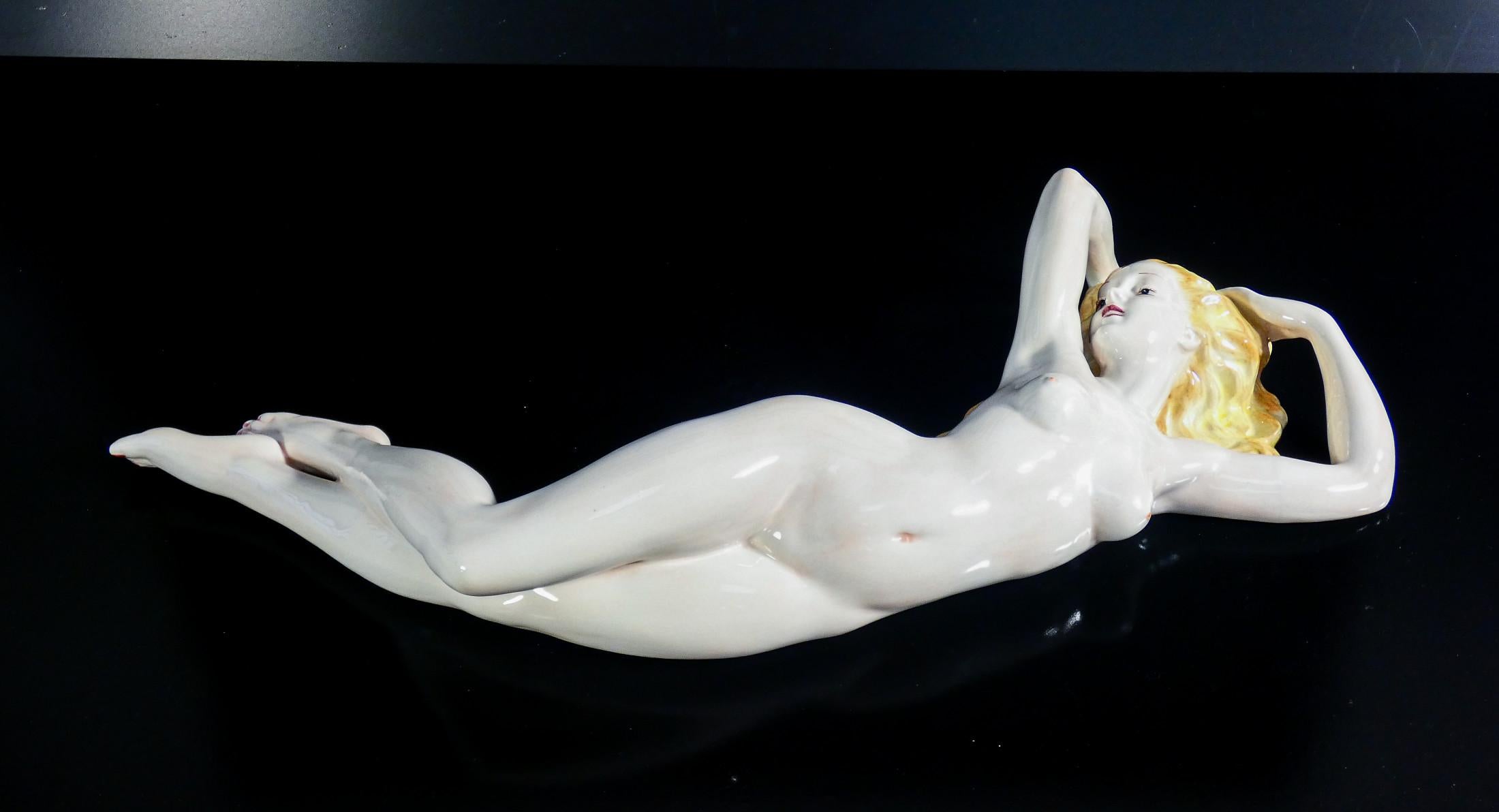 Escultura de cerámica C.I.A. Manna. Mujer tumbada desnuda. Turín, años 30 Porcelana