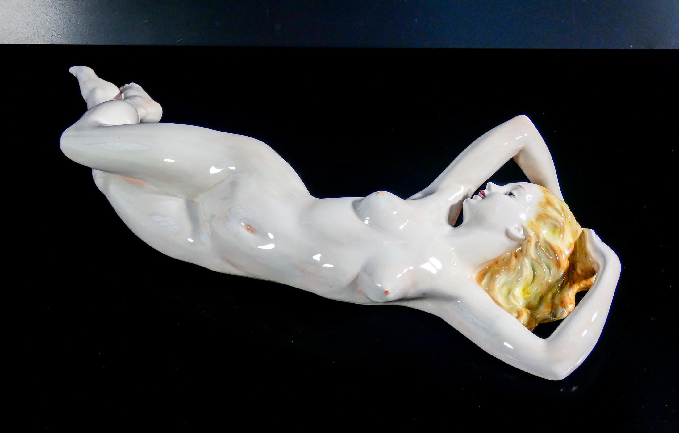 Escultura de cerámica C.I.A. Manna. Mujer tumbada desnuda. Turín, años 30 2