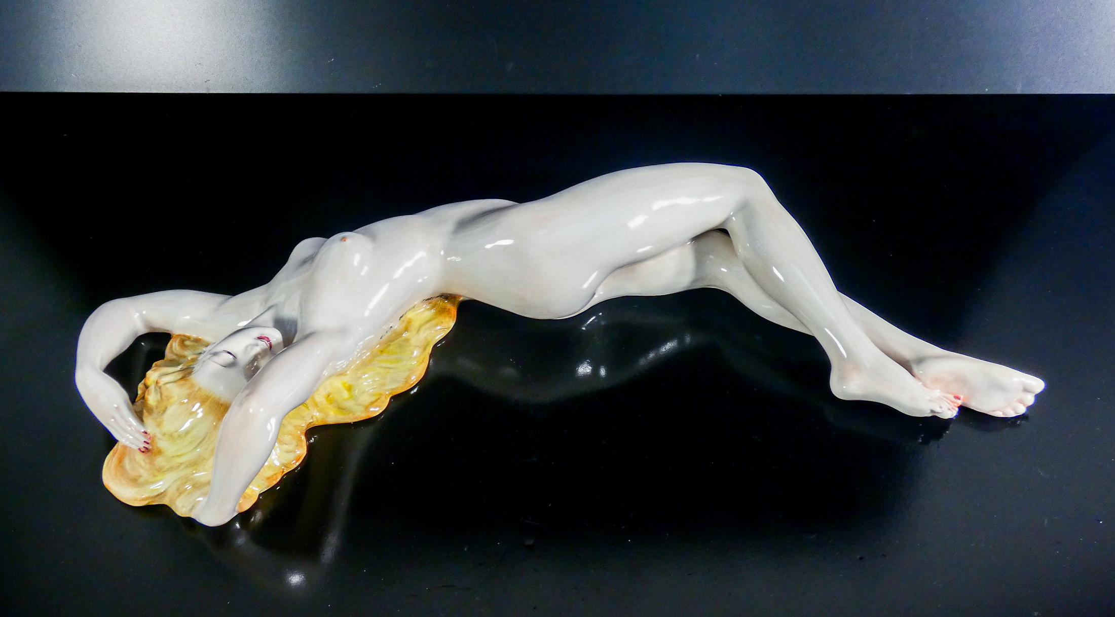 Escultura de cerámica C.I.A. Manna. Mujer tumbada desnuda. Turín, años 30 3