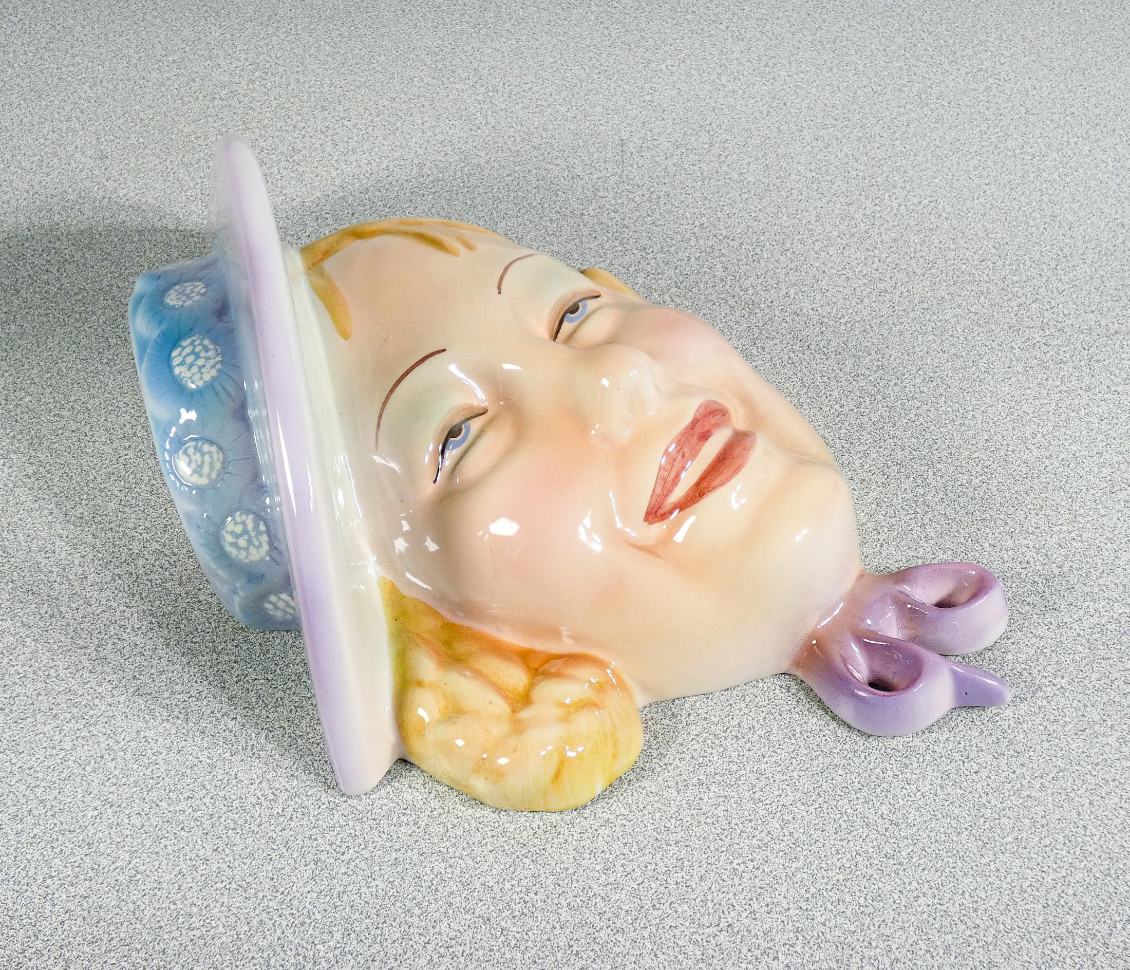 Hand-painted ceramic sculpture, Woman with hat. Antonio RONZAN. 1940s In Good Condition For Sale In Torino, IT