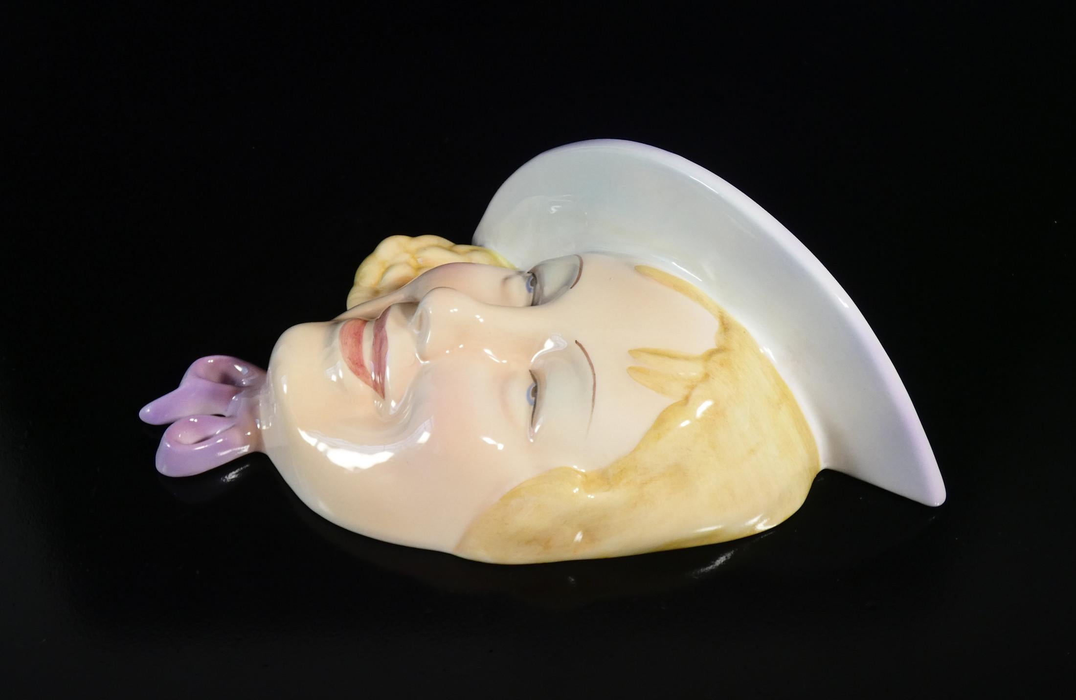 Hand-painted ceramic sculpture, Woman with hat. Antonio RONZAN. 1940s For Sale 2
