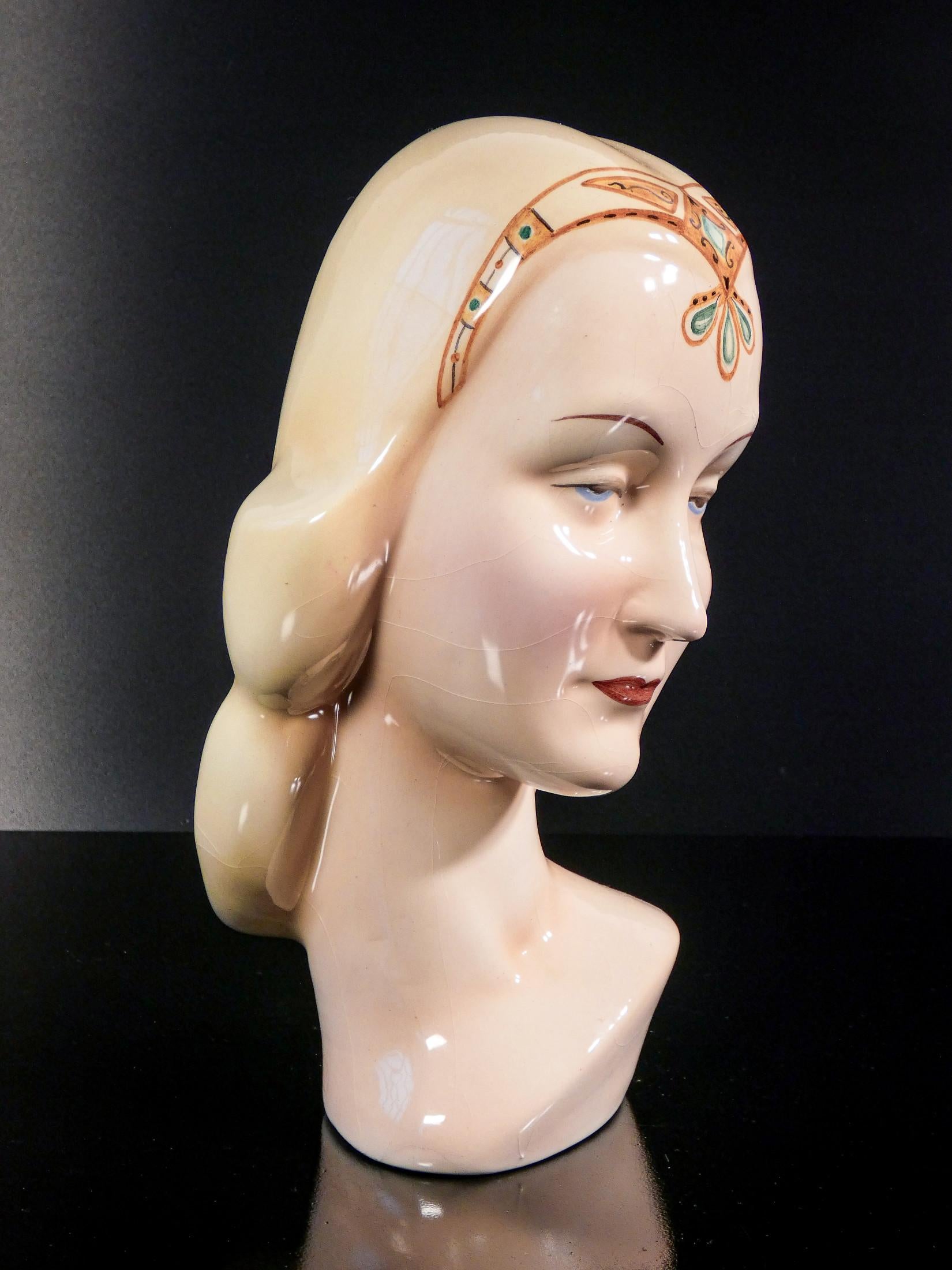 Hand-painted ceramic sculpture, Woman with tiara. Antonio RONZAN. 1940s In Good Condition For Sale In Torino, IT