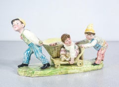 Escultura de cerámica pintada a mano, Tres niños jugando. Alemania, 1900