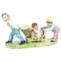 Escultura de cerámica pintada a mano, Tres niños jugando. Alemania, 1900