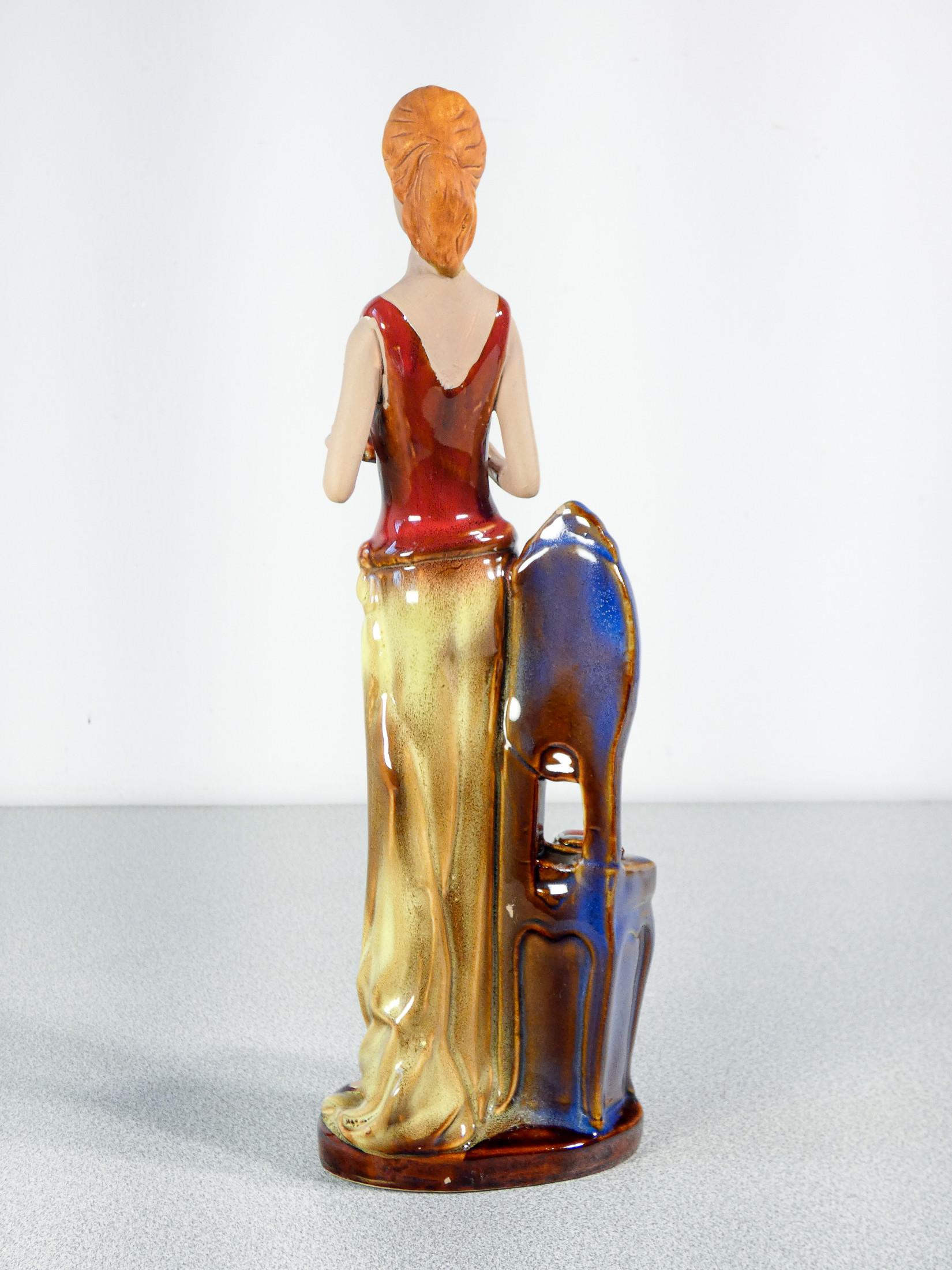 Escultura de cerámica pintada y esmaltada. Mujer con libros. Italia en venta 4
