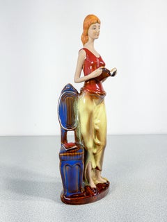 Scultura in ceramica dipinta e smaltata. Donna con libri. Italia