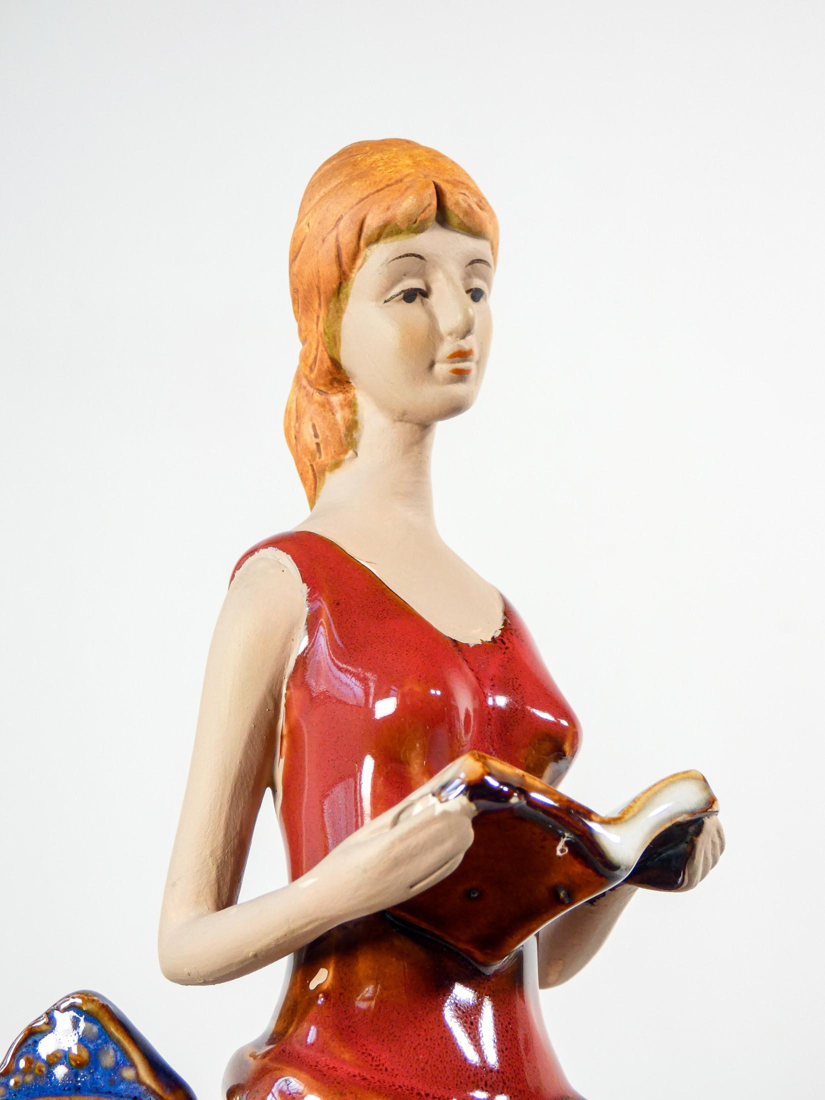Escultura de cerámica pintada y esmaltada. Mujer con libros. Italia Italian en venta