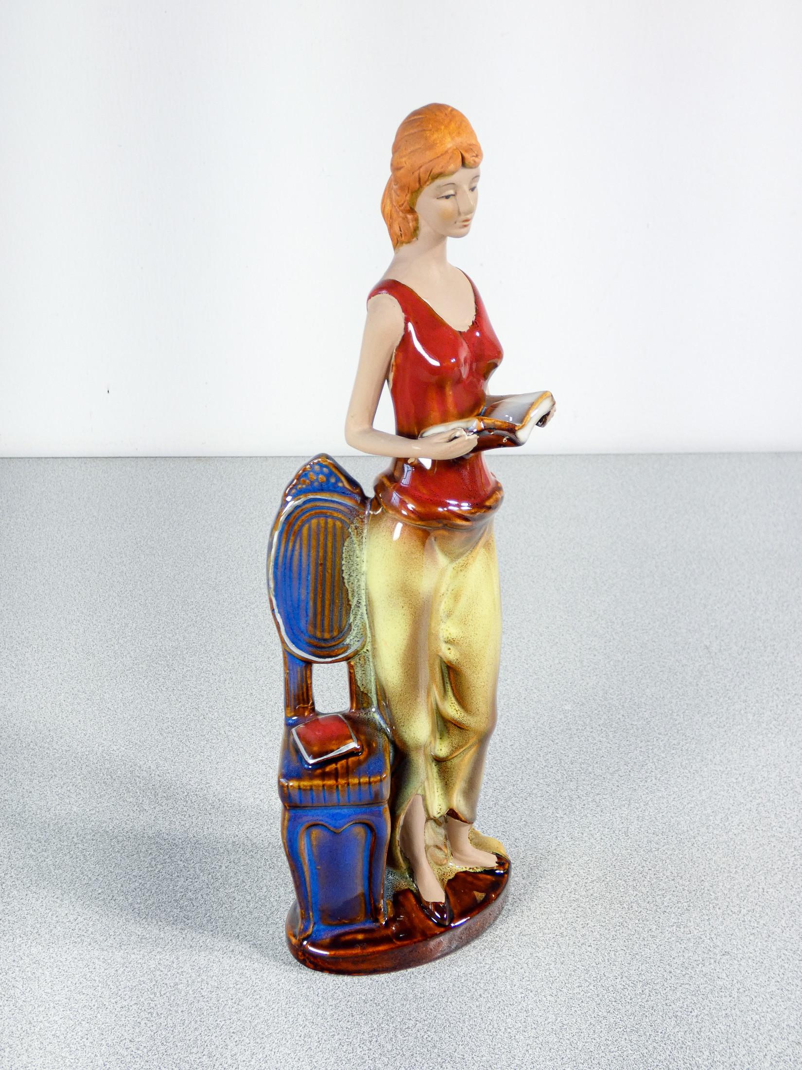 Escultura de cerámica pintada y esmaltada. Mujer con libros. Italia en Bueno estado para la venta en Torino, IT