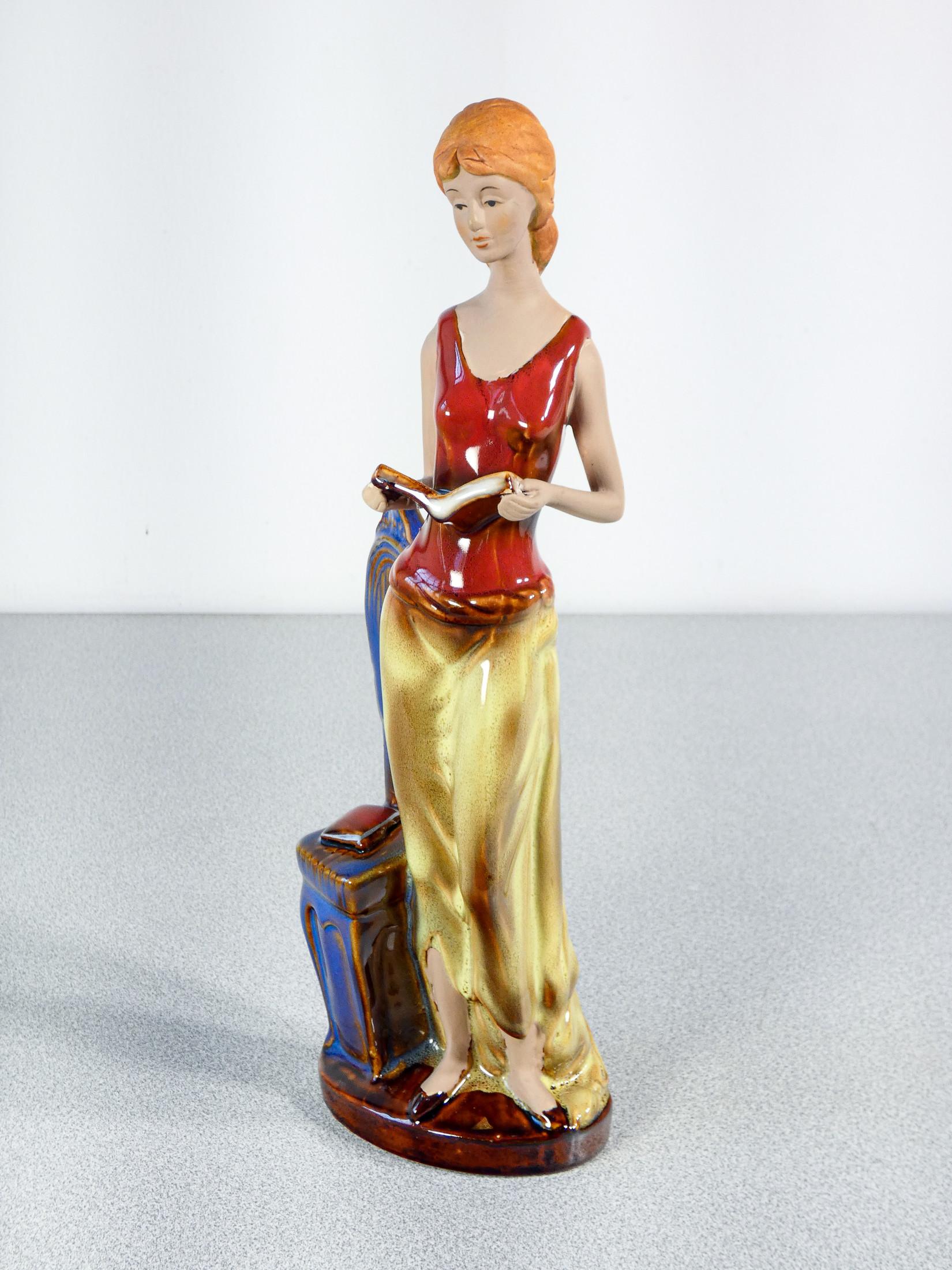 Escultura de cerámica pintada y esmaltada. Mujer con libros. Italia 20th Century en venta