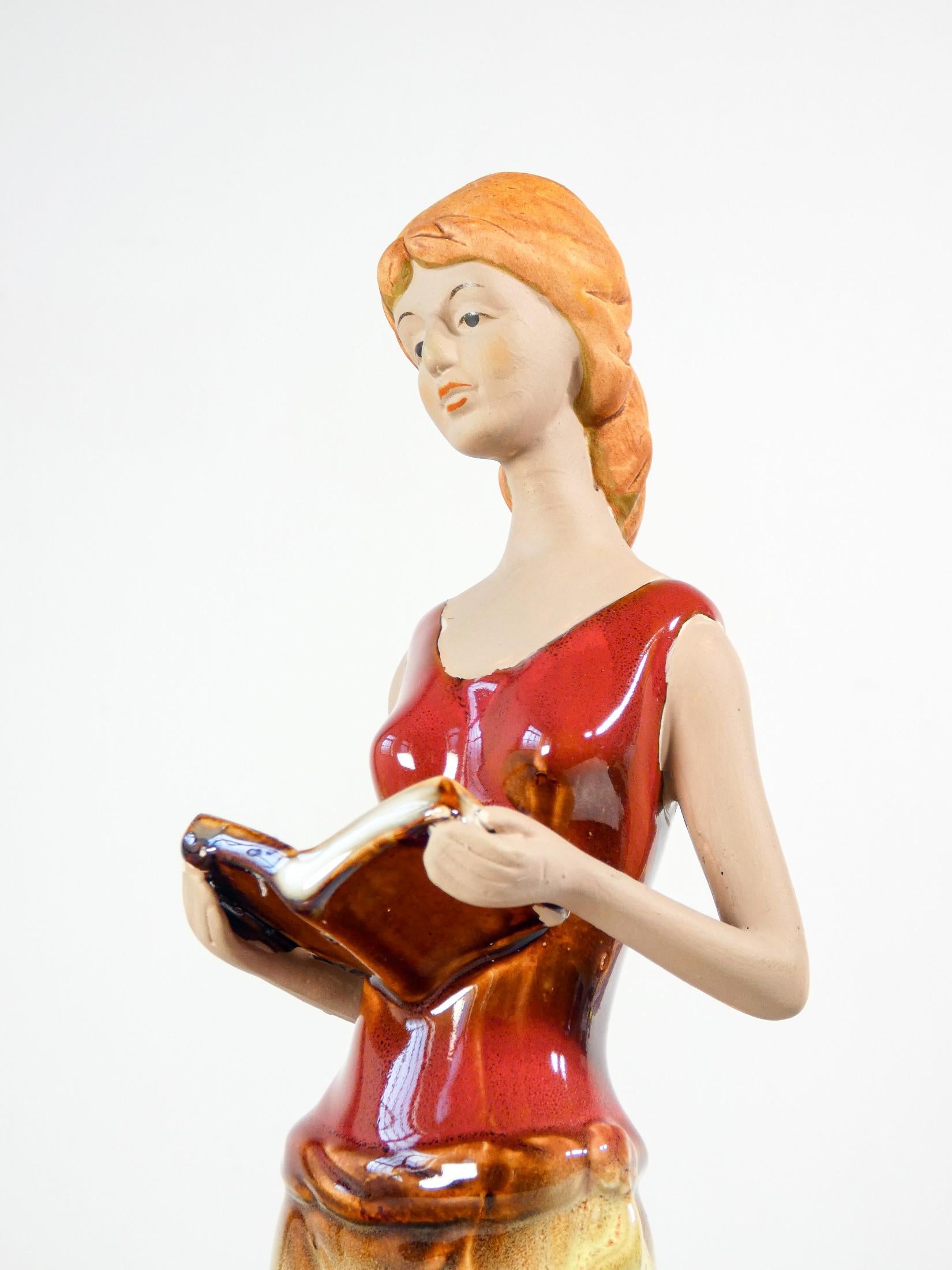 Escultura de cerámica pintada y esmaltada. Mujer con libros. Italia Cerámico en venta