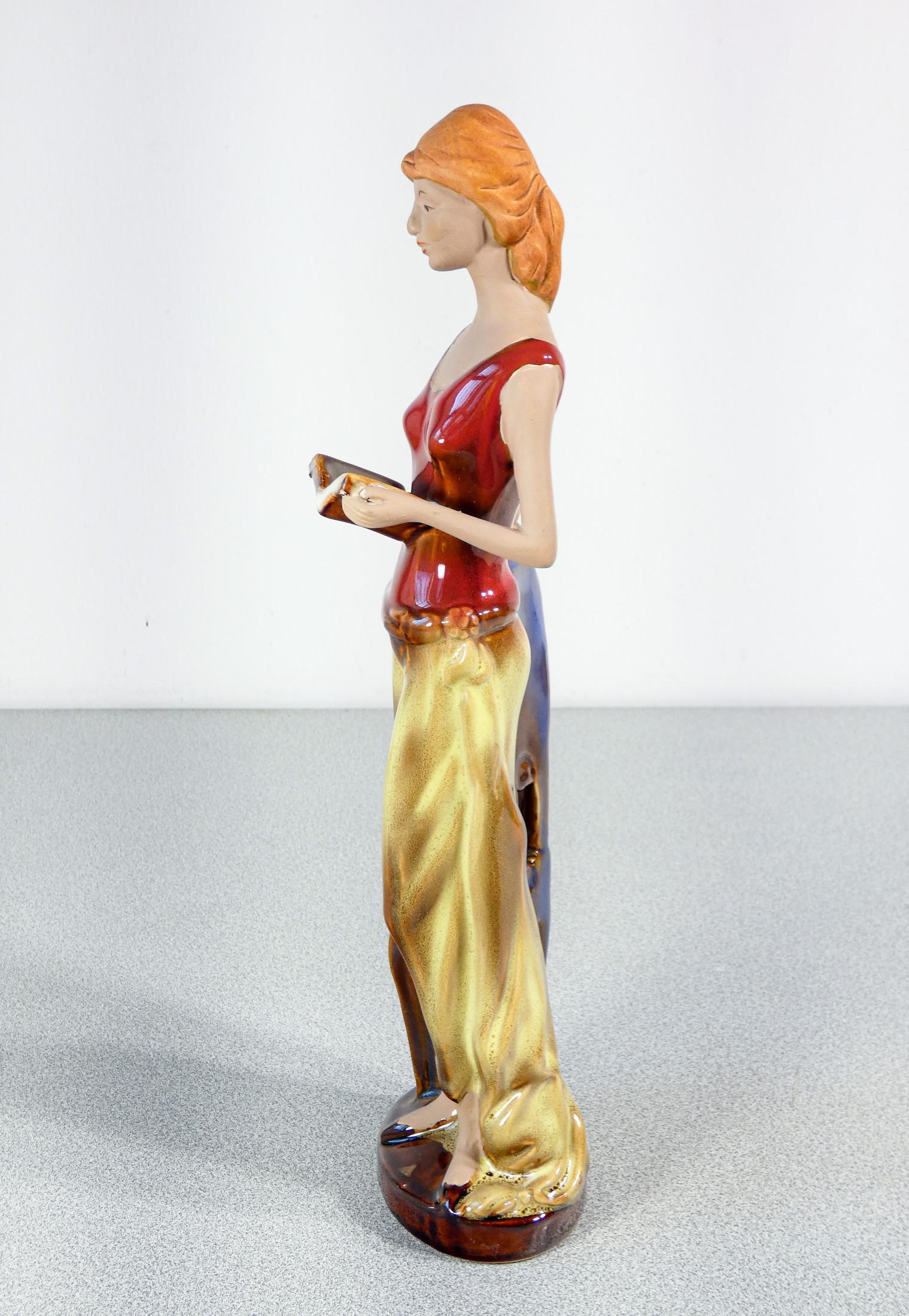 Escultura de cerámica pintada y esmaltada. Mujer con libros. Italia en venta 2