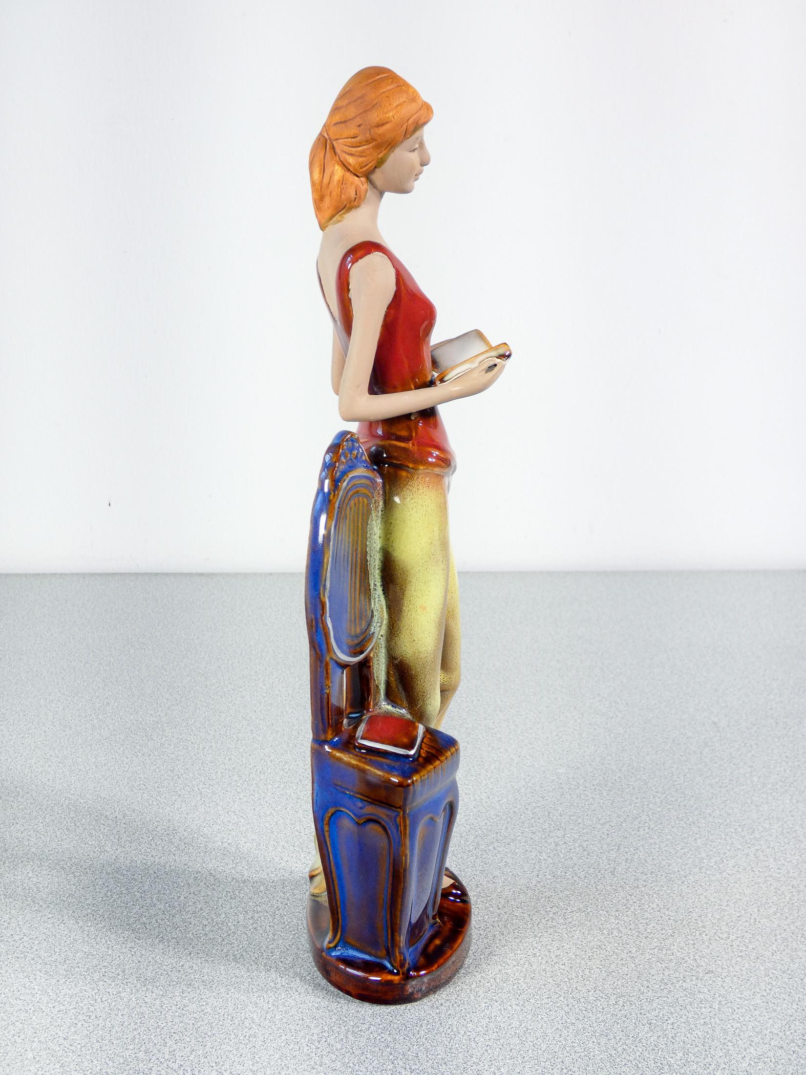 Escultura de cerámica pintada y esmaltada. Mujer con libros. Italia en venta 3