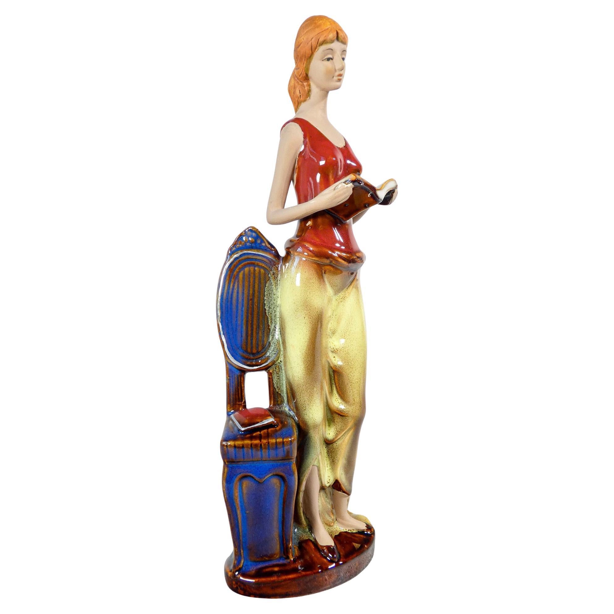 Escultura de cerámica pintada y esmaltada. Mujer con libros. Italia en venta