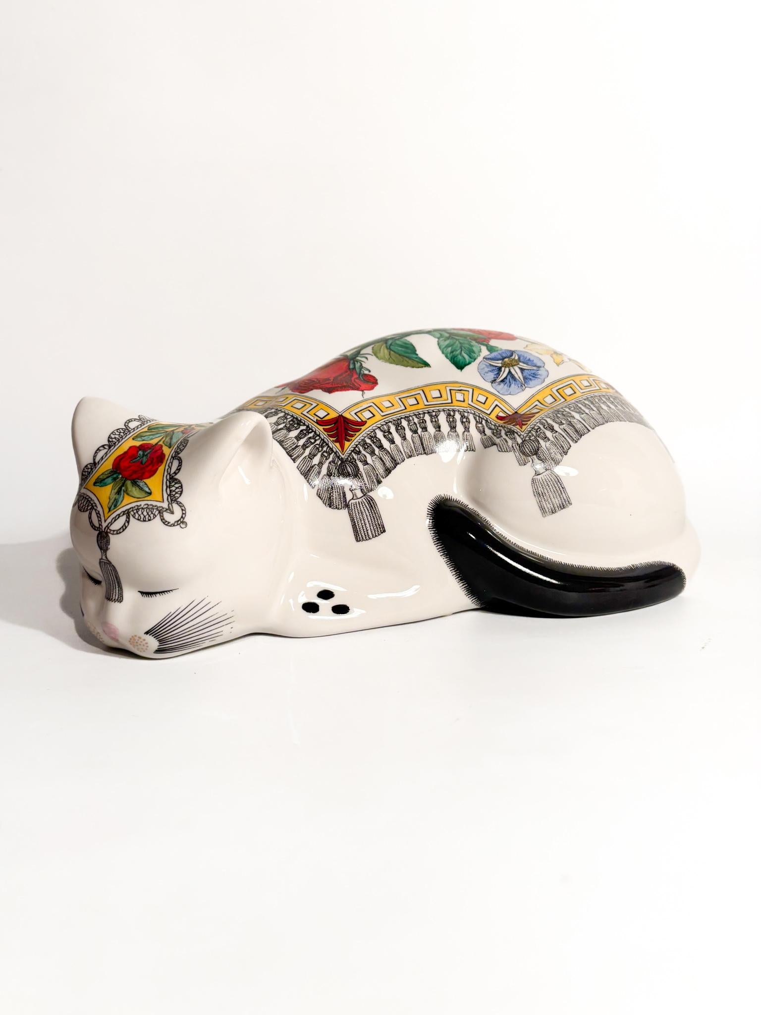 
Scultura in ceramica 'Gatto Mantellato', realizzata da Piero Fornasetti negli anni '50
Ø cm 30 Ø cm 17 h cm 12
Il Gatto Mantellato est un objet de collection de grande envergure, introduit à l'origine dans les années 50 par Piero Fornasetti. La