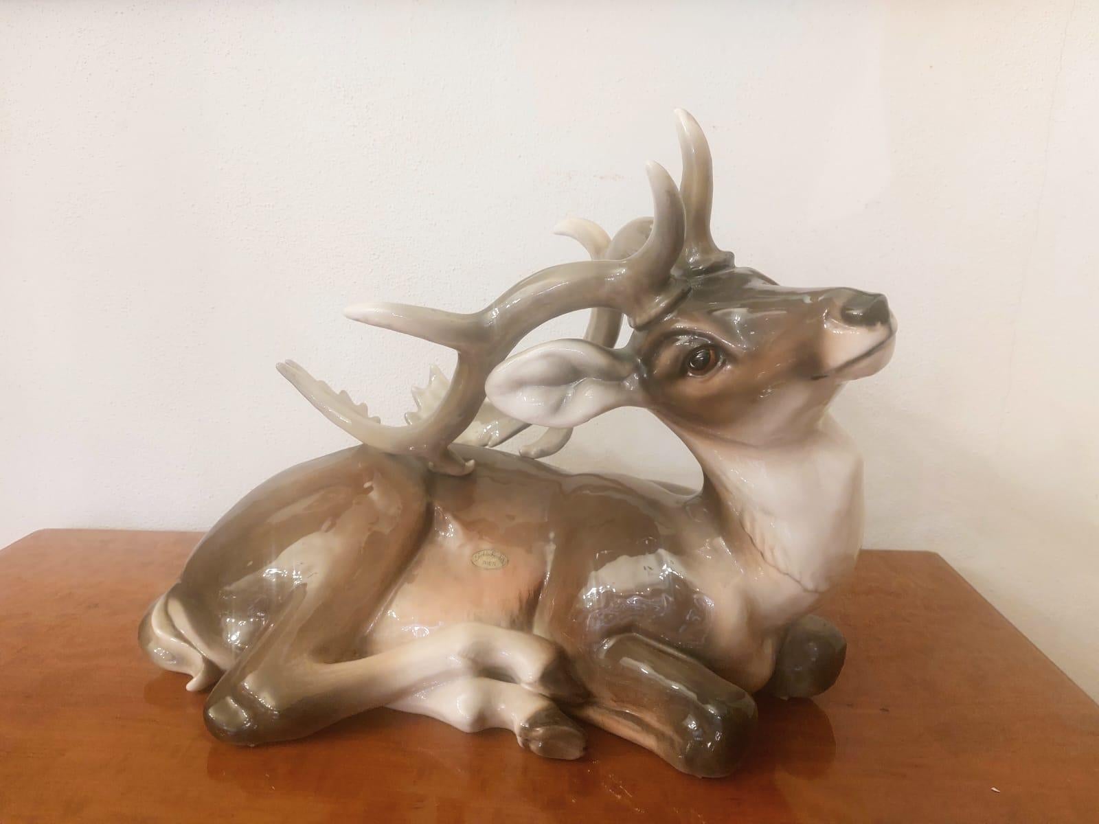 Scultura en céramique Goldscheider raffigurante un cervo Excellent état - En vente à Milano, IT
