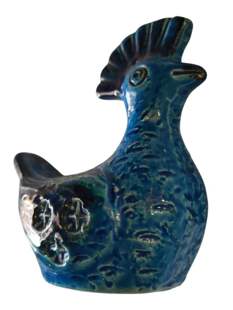 Escultura de cerámica 'Pavoncella', de la serie RIMINI BLUE, realizada por Aldo Londi para Bitossi, en esmalte especial  azul, que confiere a esta colección una fuerte expresividad. El azul abarca diferentes tonos y matices, que se hacen especiales
