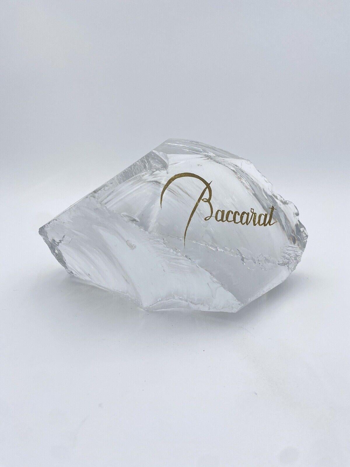 Escultura de cristal francés firmada Baccarat.

Una pieza extremadamente rara de encontrar, hecha enteramente de vidrio cincelado y con un peso de más de 3 kg.

En muy buen estado de conservación, no hay defectos estéticos ni estructurales que