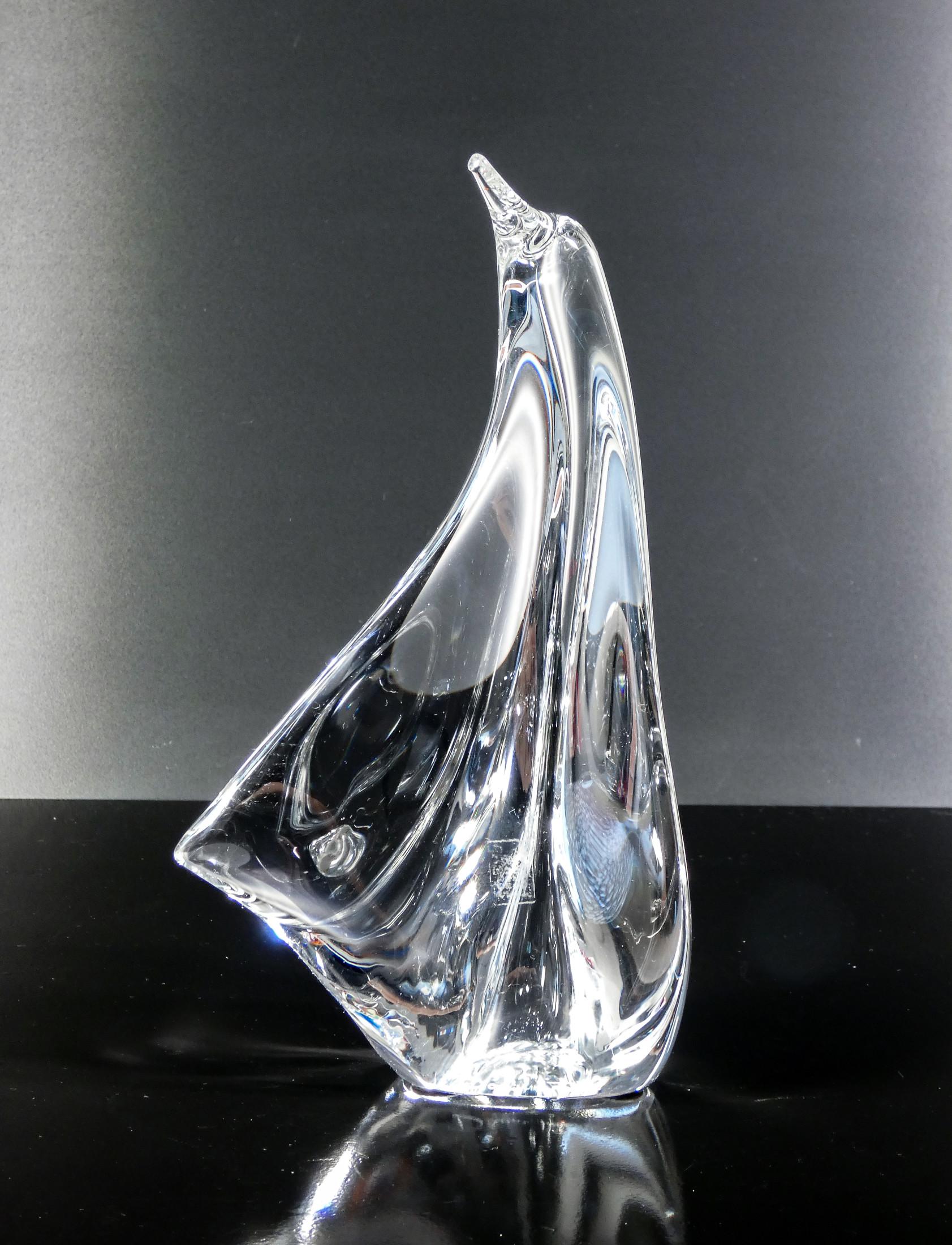 Sculpture en cristal
DAUM France
Pingouin.

ORIGINE
France

PÉRIODE
1990s

MARQUE
DAUM France
La verrerie Daum France est une manufacture historique française de cristal d'art, fondée à Nancy en 1878 par Jean Daum.
Réputée pour sa production