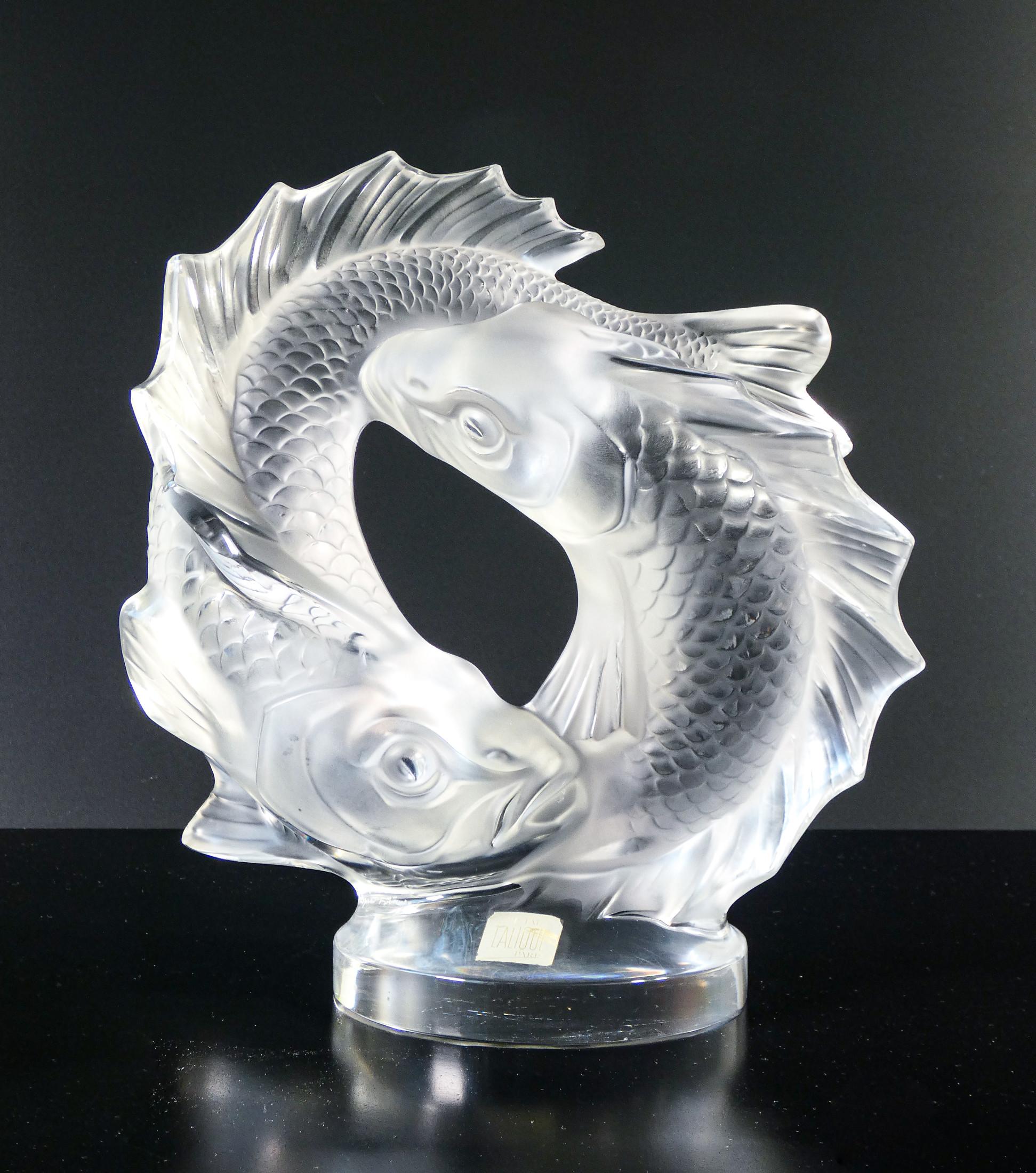 Scultura in cristallo
firmata LALIQUE
Coppia di Carpe Koi.

ORIGINE
Francia

PERIODO
Anni 70

MARCA
LALIQUE France

MATERIALI
Cristallo

DIMENSIONI
Altezza: 29 cm
Larghezza: 26 cm
Profondità: 16 cm

CONDIZIONI
Perfette. Nessuna rottura o sbeccatura.
