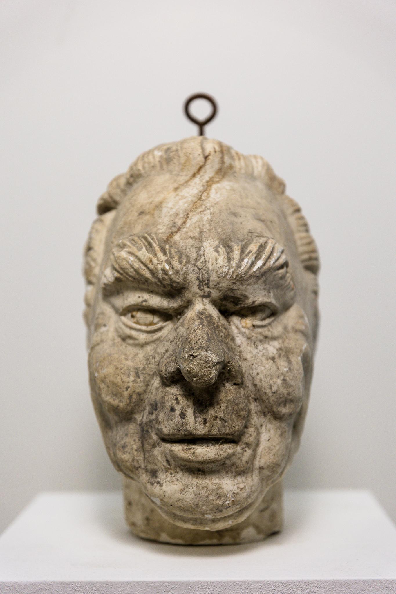 Scultura in gesso raffigurante testa di uomo degli anni '60.

La scultura rappresenta il ritratto di un uomo maturo con lineamenti marcati, notiamo infatti delle profonde rughe e un'espressione corrucciata e molto intensa con folte sopracciglia. 