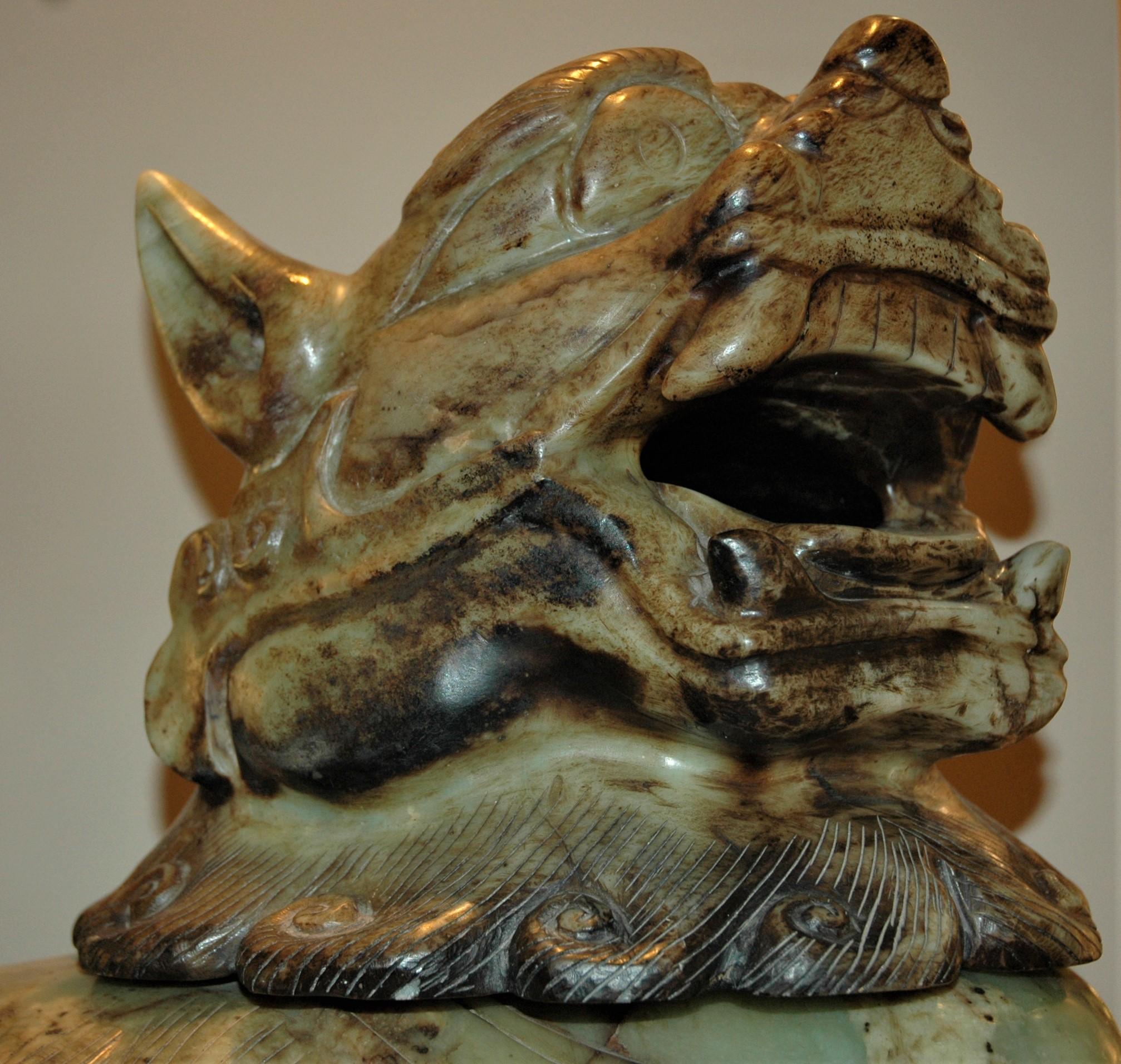 Jade sculpture depicting a Fo Dog In Good Condition For Sale In BARI, IT