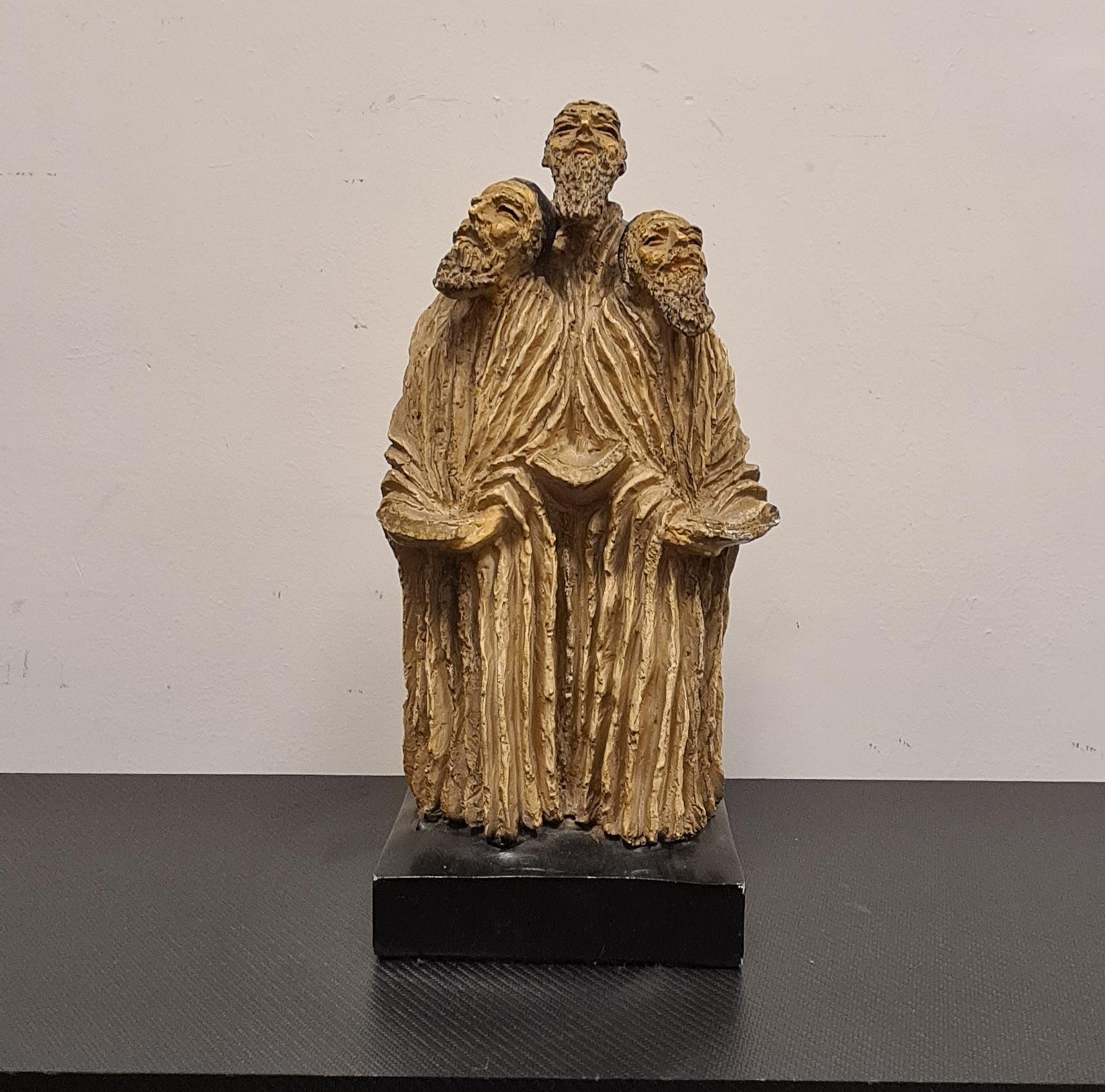 Sculpture depicting 3 singers in glazed stoneware.

Beautiful sculpture realizes in glazed stoneware with material and rustic shapes.

The sculpture depicts 3 figures in robes and kippahs, so presumably of Jewish origin , immortalized in the act of