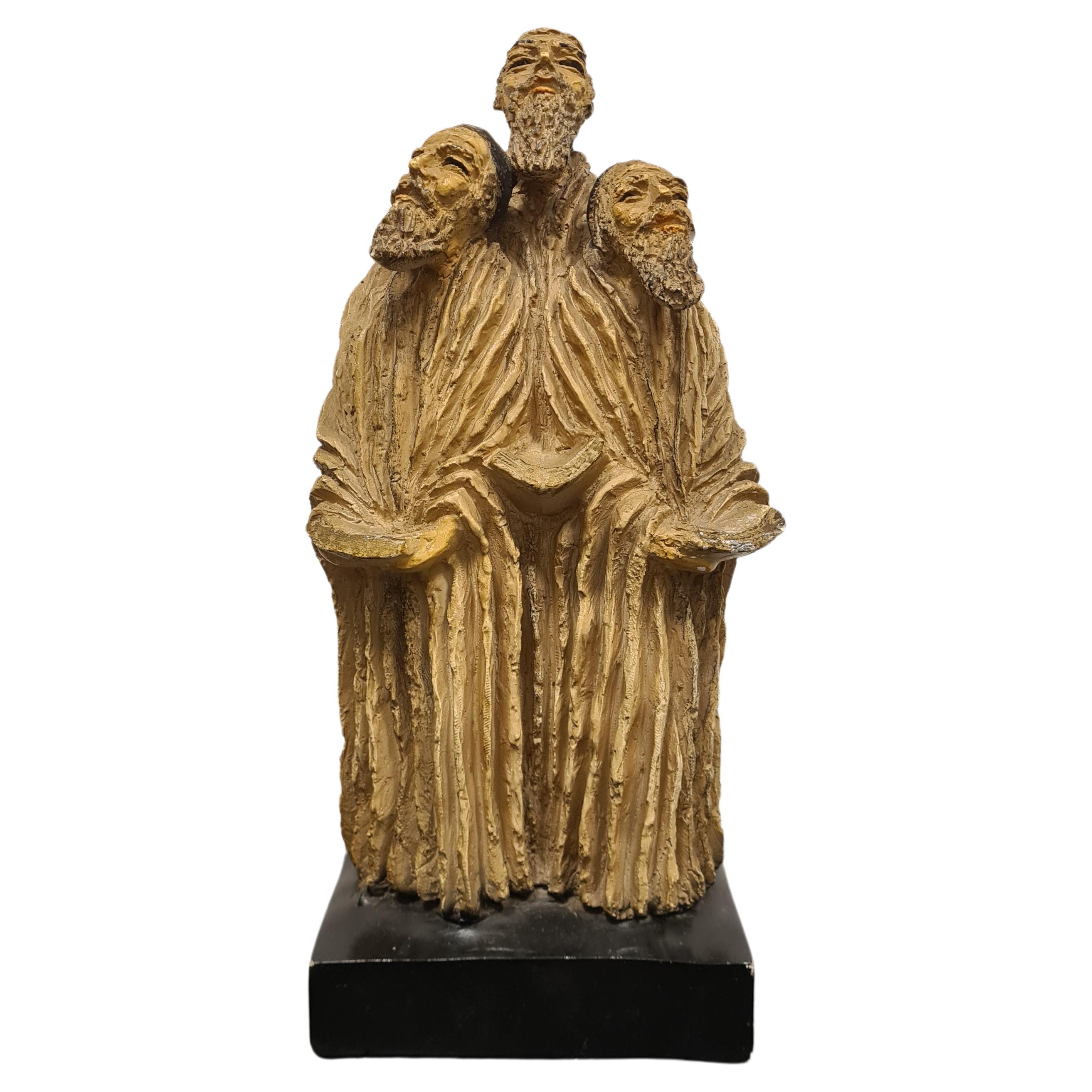 Escultura de gres esmaltado que representa a un trío de cantores judíos