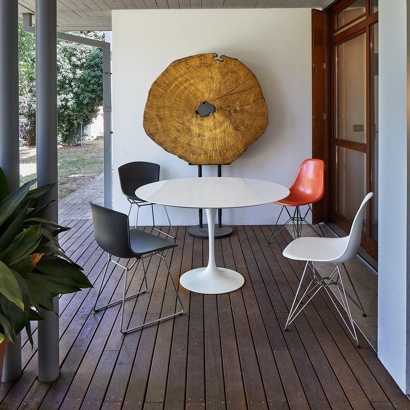 Scultura disegnata e prodotta dall'artista e designer Raffaello Biagetti nel 1990 in Italia. La scultura è realizzata con un tronco d’albero centenario, sezionato, incastonato in un basamento in ferro e dipinto in oro. L’opera riflette la visione