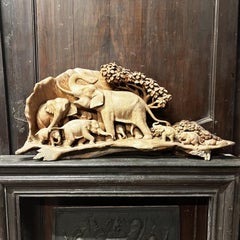 Escultura de madera tallada que representa un grupo de elefantes, del siglo XX.
