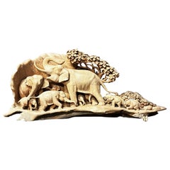 Escultura de madera tallada que representa un grupo de elefantes, del siglo XX.