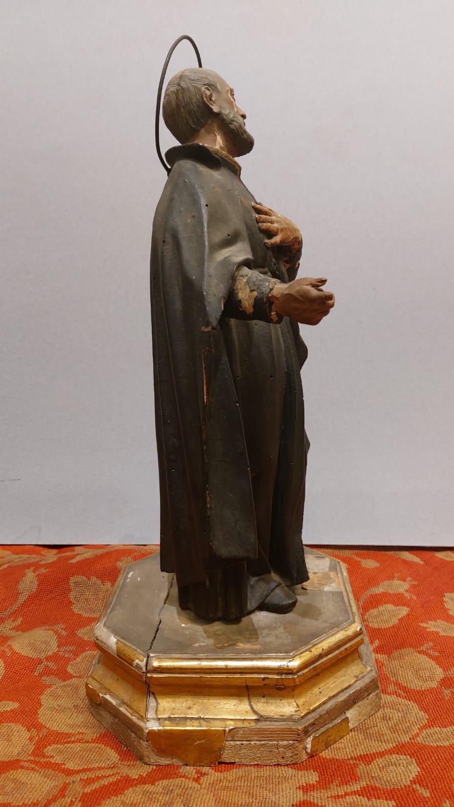 Lacquered wood sculpture depicting St. Philip Neri In Good Condition For Sale In Milano, IT