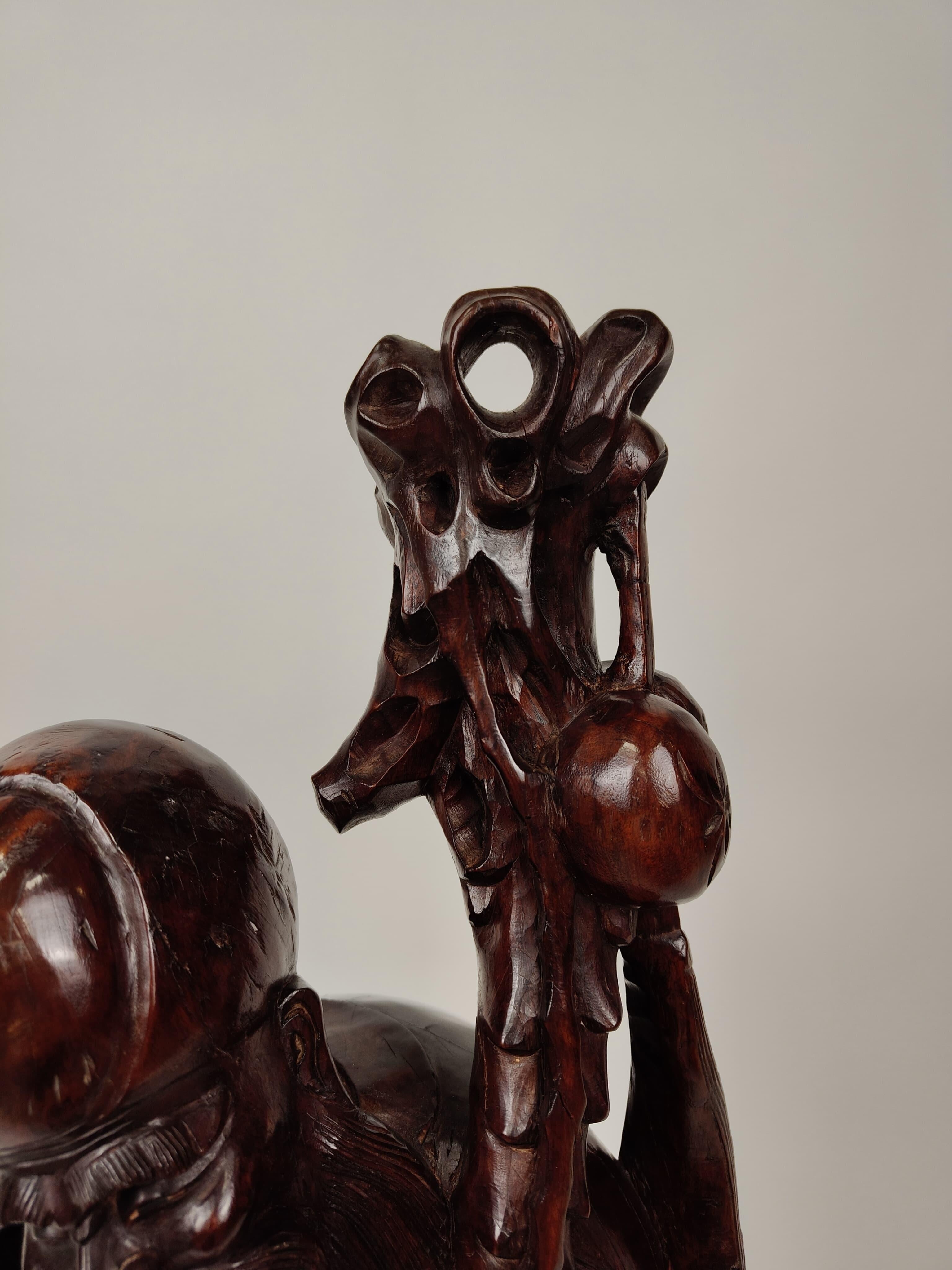 Sculpture en bois de teck représentant une sauge - vers 1890, Chine en vente 2