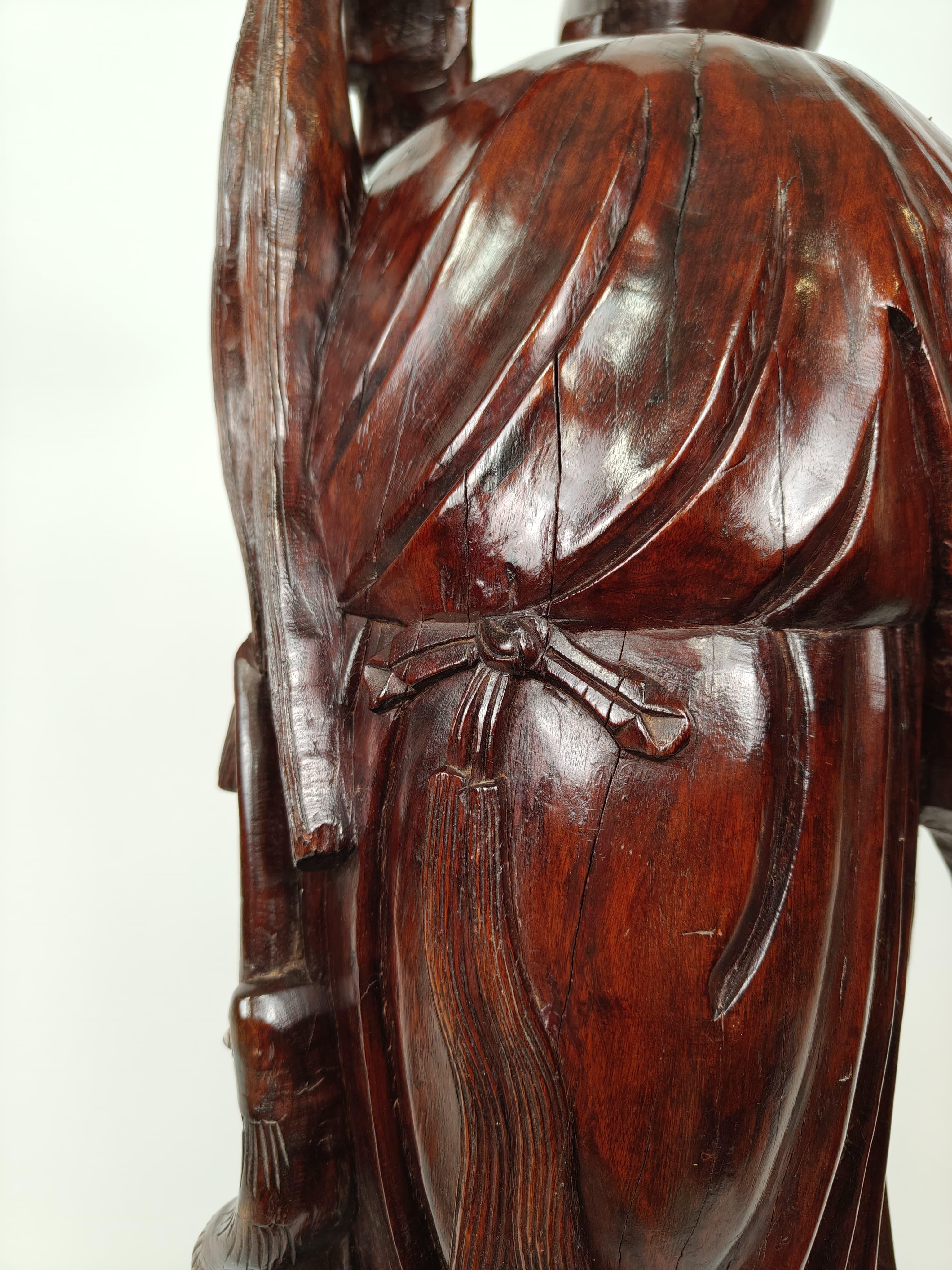 Sculpture en bois de teck représentant une sauge - vers 1890, Chine en vente 3