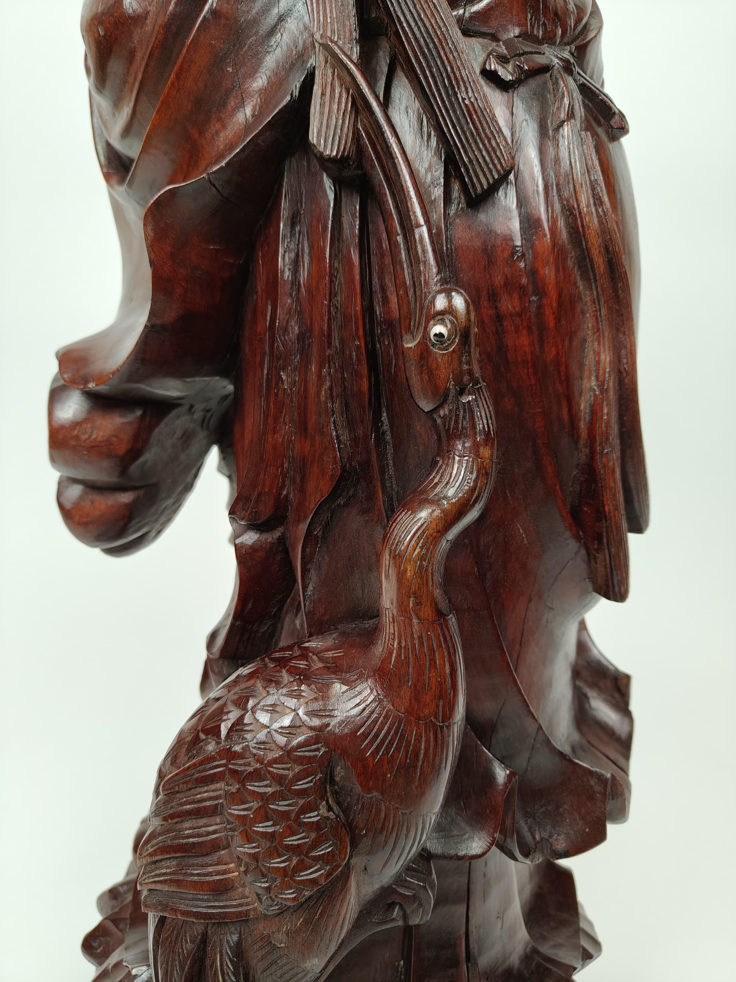 Sculpture en bois de teck représentant une sauge - vers 1890, Chine en vente 4
