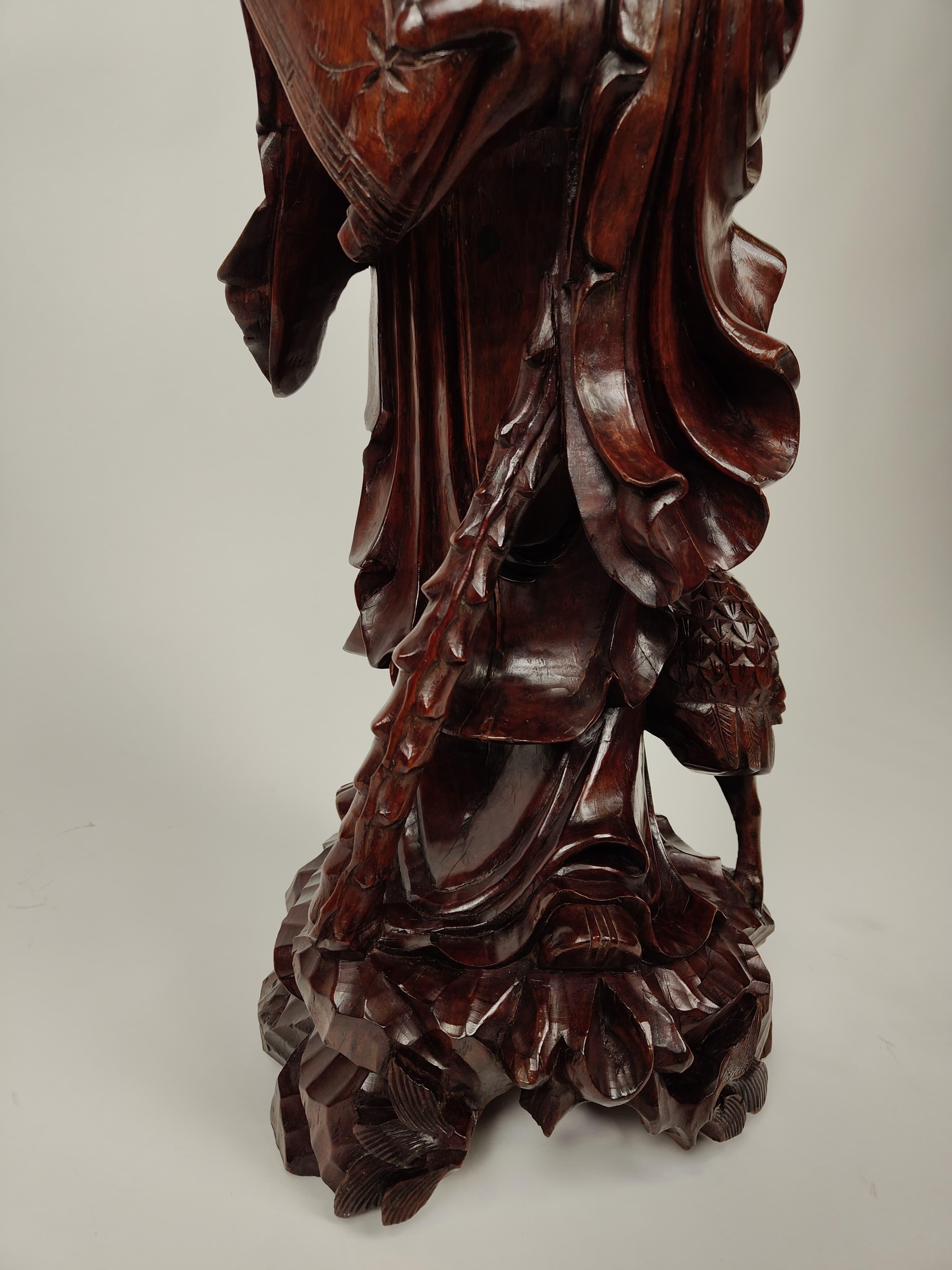 Sculpture en bois de teck représentant une sauge - vers 1890, Chine en vente 5