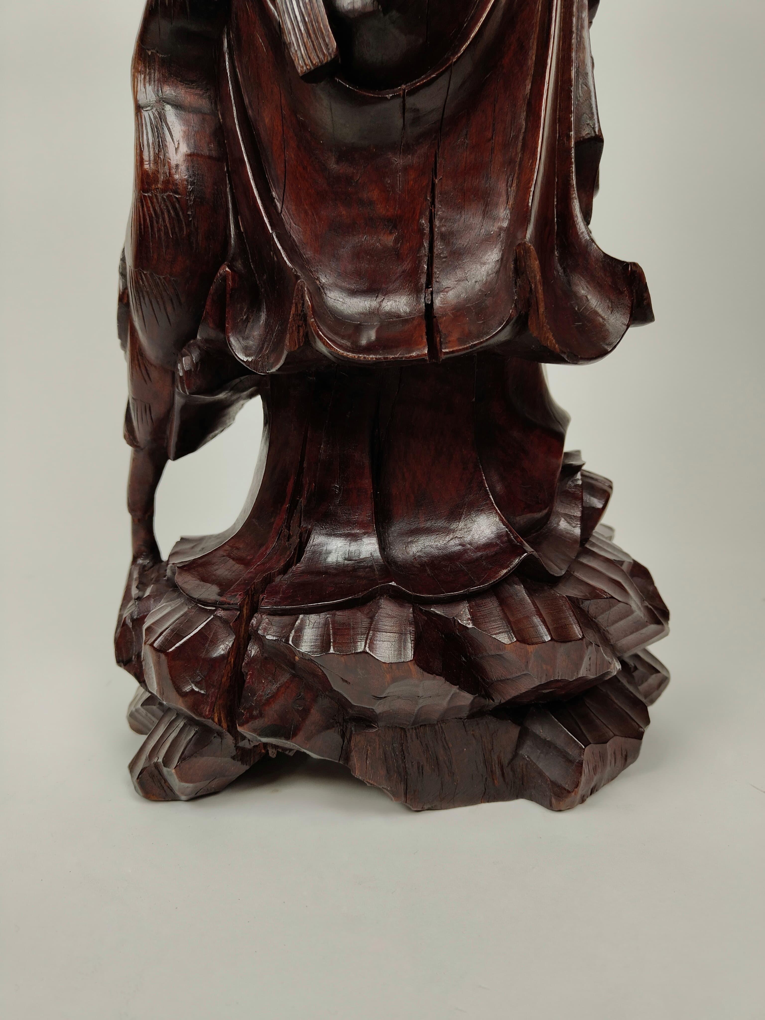 Sculpture en bois de teck représentant une sauge - vers 1890, Chine en vente 10