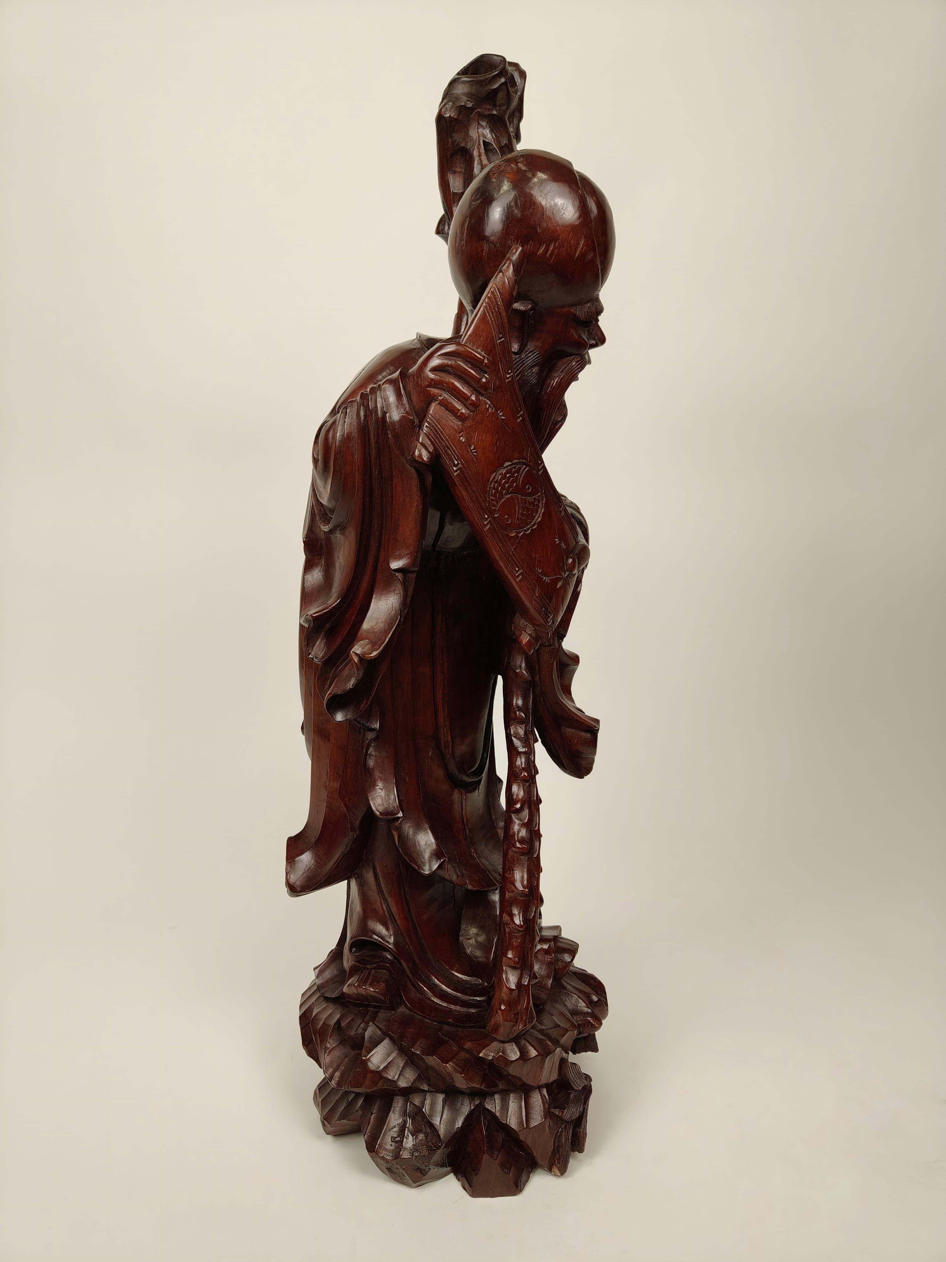 Cette sculpture en bois de teck représente un essai réalisé dans la tradition artisanale chinoise à la fin du XIXe siècle, vers 1890. Dimensions totales 81x27x26 cm. Le bois de teck est connu pour sa résistance et sa durabilité. Sa beauté naturelle