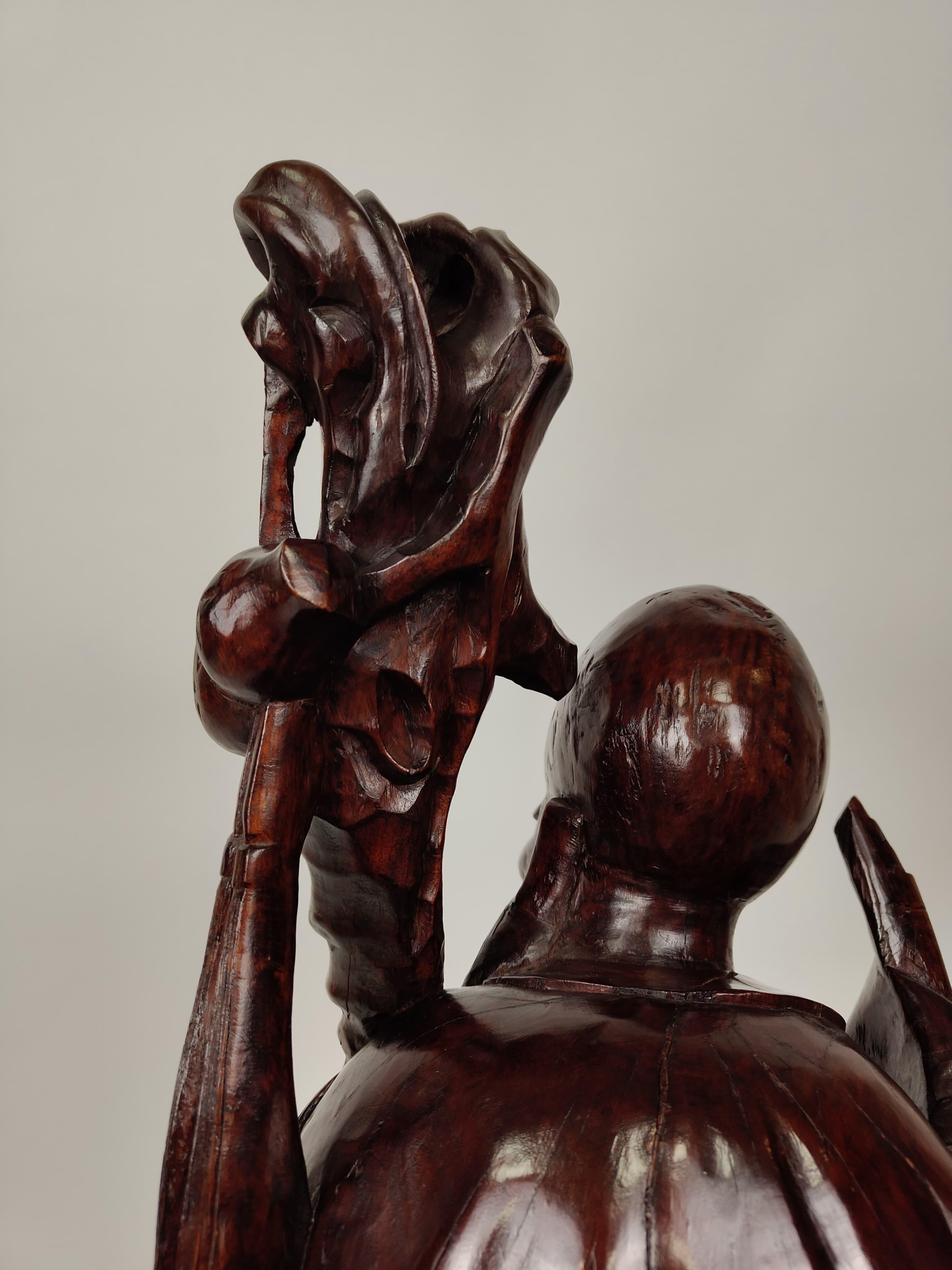 Sculpture en bois de teck représentant une sauge - vers 1890, Chine en vente 1